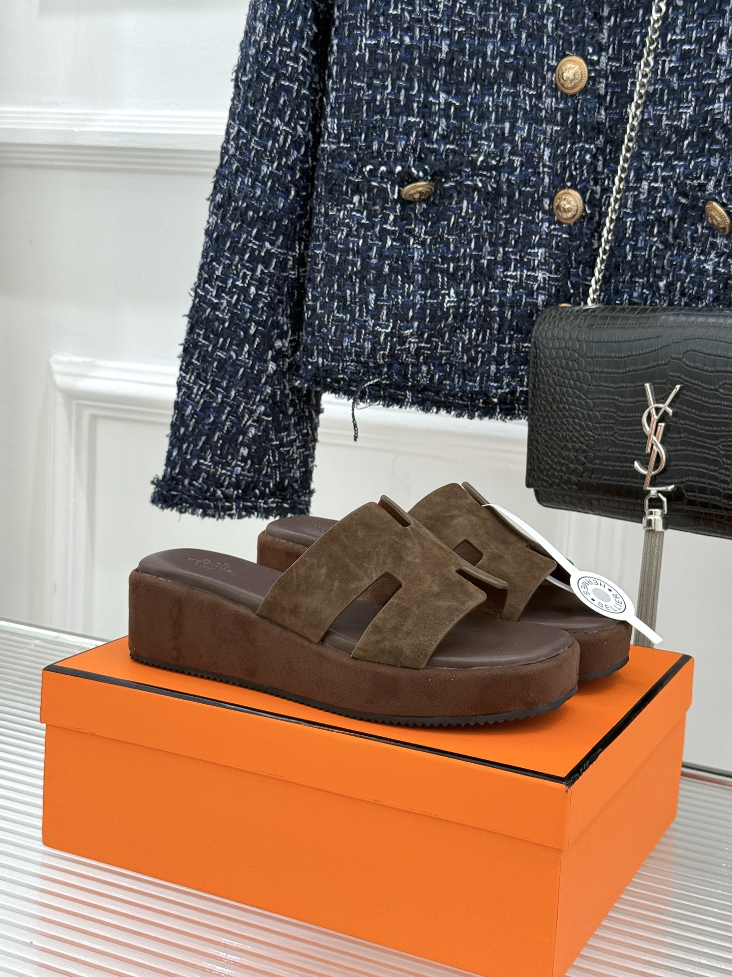 Hermès/爱马仕26WF新品极简厚底H拖鞋以极简厚底重塑经典H拖鞋。标志性H型鞋面利落大气无多余修饰