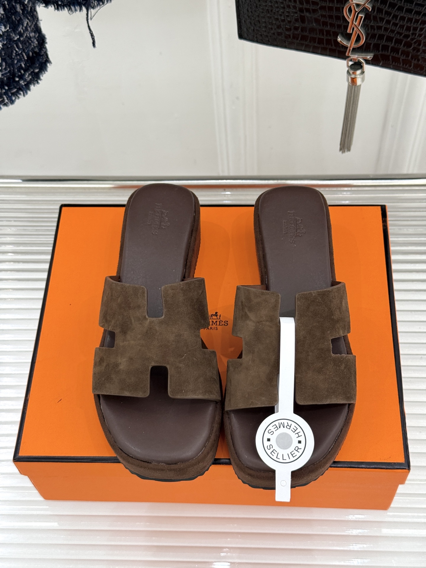 Hermès/爱马仕26WF新品极简厚底H拖鞋以极简厚底重塑经典H拖鞋。标志性H型鞋面利落大气无多余修饰
