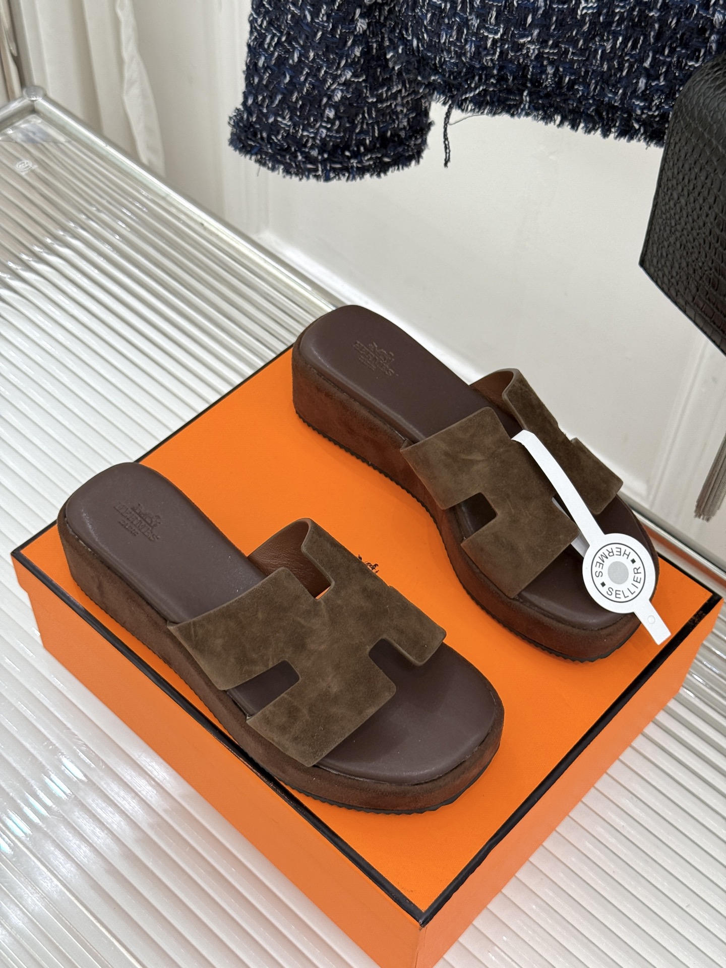 Hermès/爱马仕26WF新品极简厚底H拖鞋以极简厚底重塑经典H拖鞋。标志性H型鞋面利落大气无多余修饰