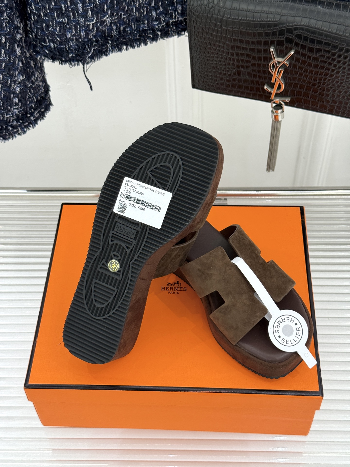 Hermès/爱马仕26WF新品极简厚底H拖鞋以极简厚底重塑经典H拖鞋。标志性H型鞋面利落大气无多余修饰