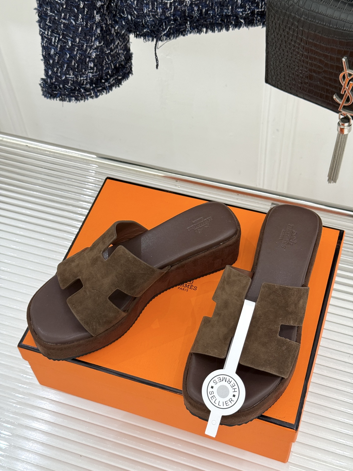 Hermès/爱马仕26WF新品极简厚底H拖鞋以极简厚底重塑经典H拖鞋。标志性H型鞋面利落大气无多余修饰