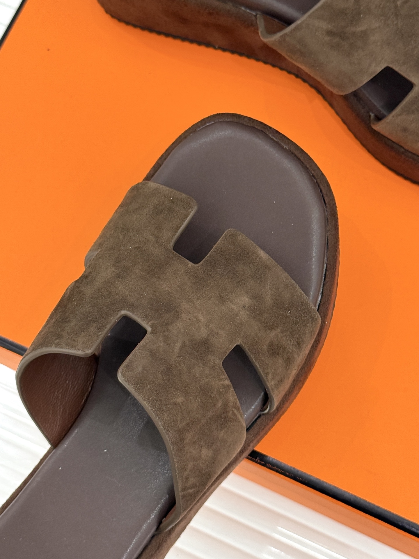 Hermès/爱马仕26WF新品极简厚底H拖鞋以极简厚底重塑经典H拖鞋。标志性H型鞋面利落大气无多余修饰