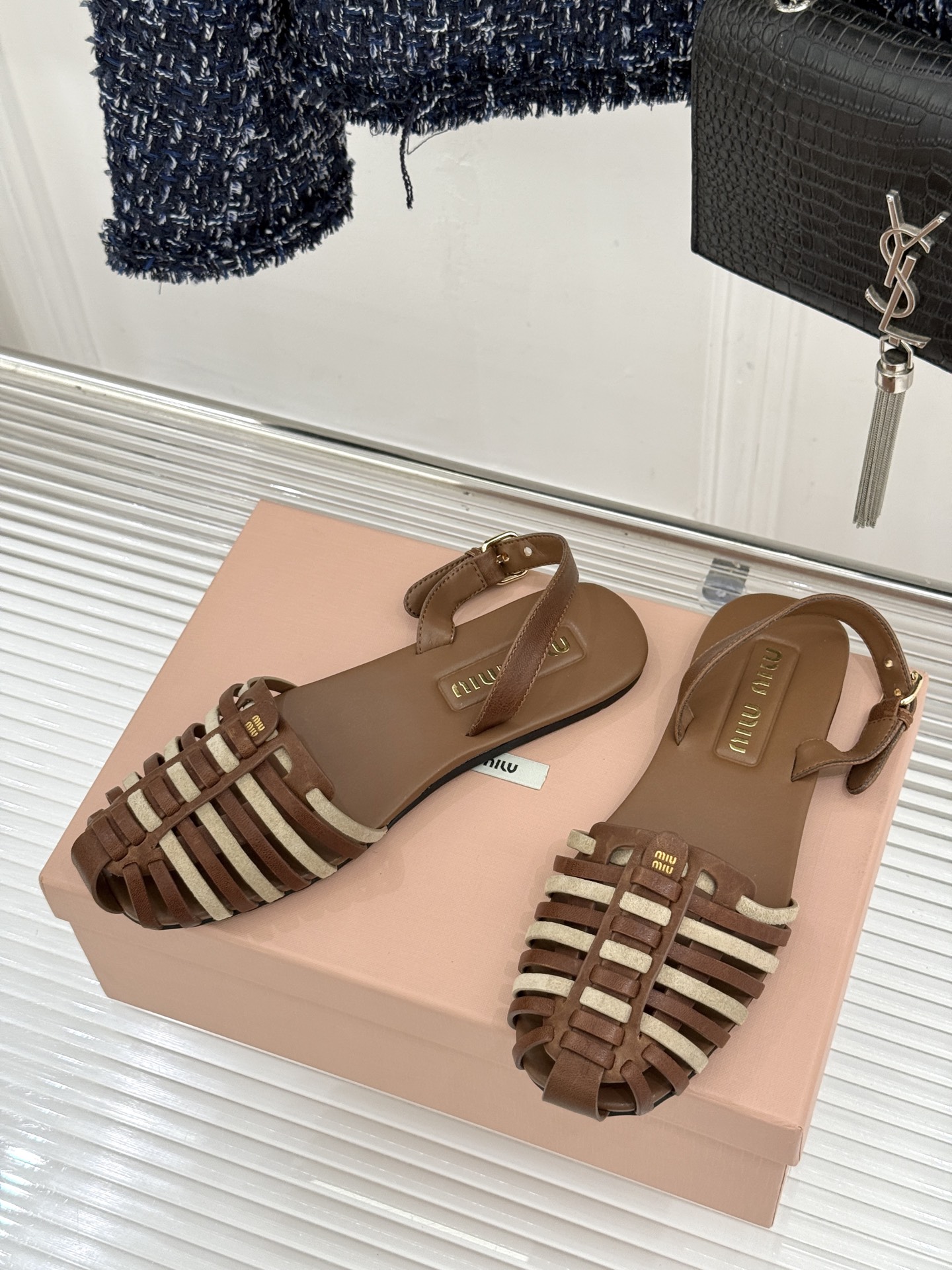 Miu Miu/缪缪26WF新品字母编织镂空罗马凉鞋以复古罗马凉鞋为基底注入标志性少女巧思。细腻编织带错