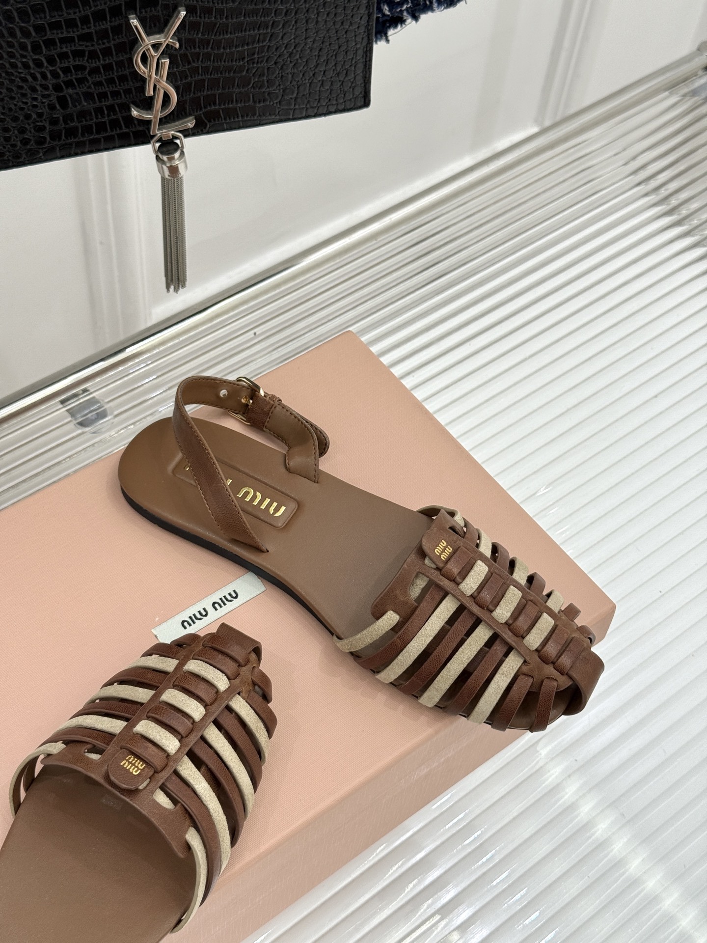 Miu Miu/缪缪26WF新品字母编织镂空罗马凉鞋以复古罗马凉鞋为基底注入标志性少女巧思。细腻编织带错