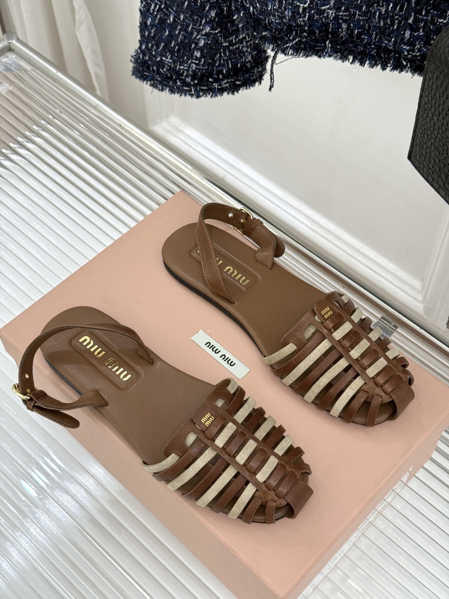 Miu Miu/缪缪26WF新品字母编织镂空罗马凉鞋以复古罗马凉鞋为基底注入标志性少女巧思。细腻编织带错