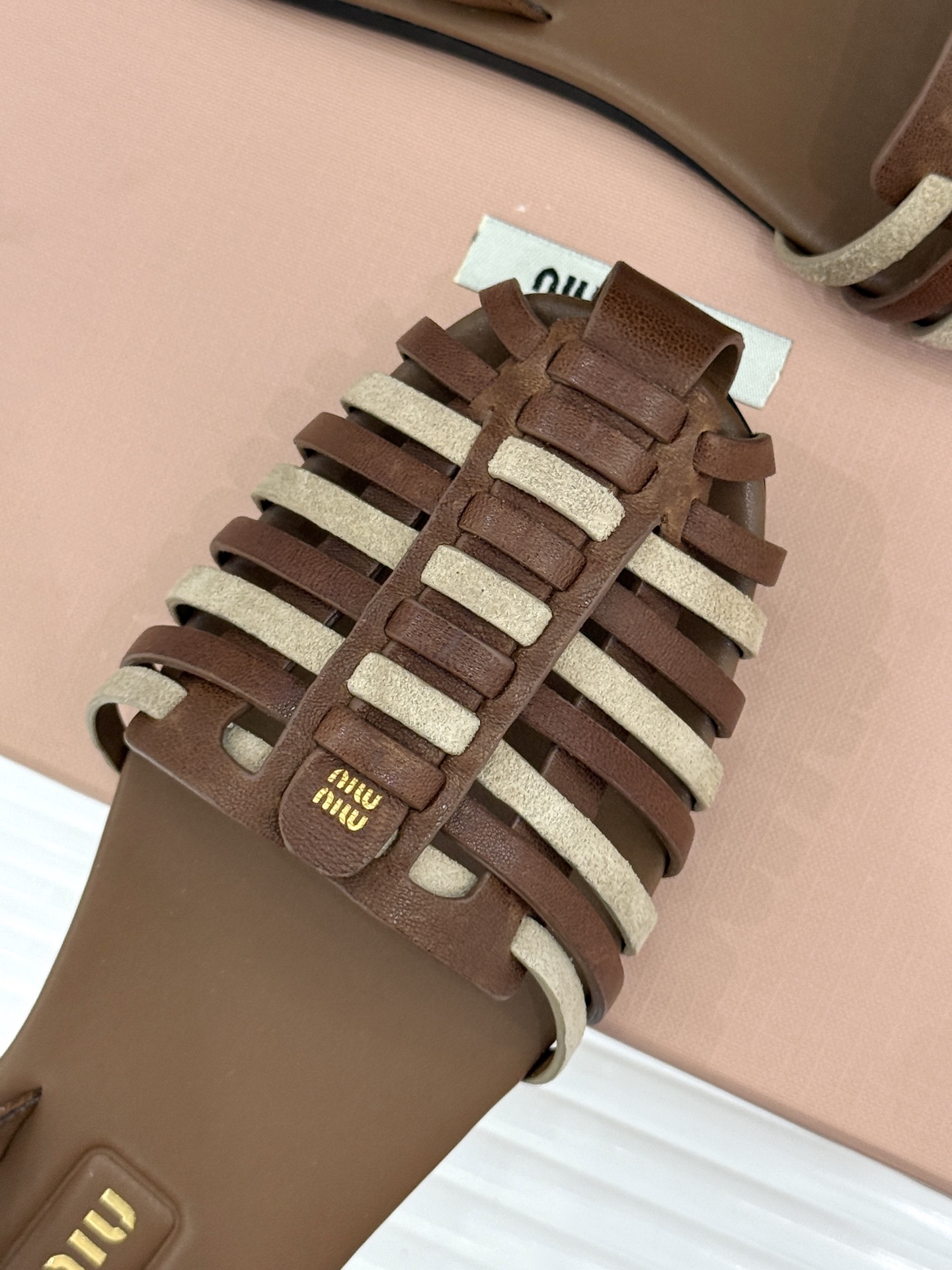 Miu Miu/缪缪26WF新品字母编织镂空罗马凉鞋以复古罗马凉鞋为基底注入标志性少女巧思。细腻编织带错