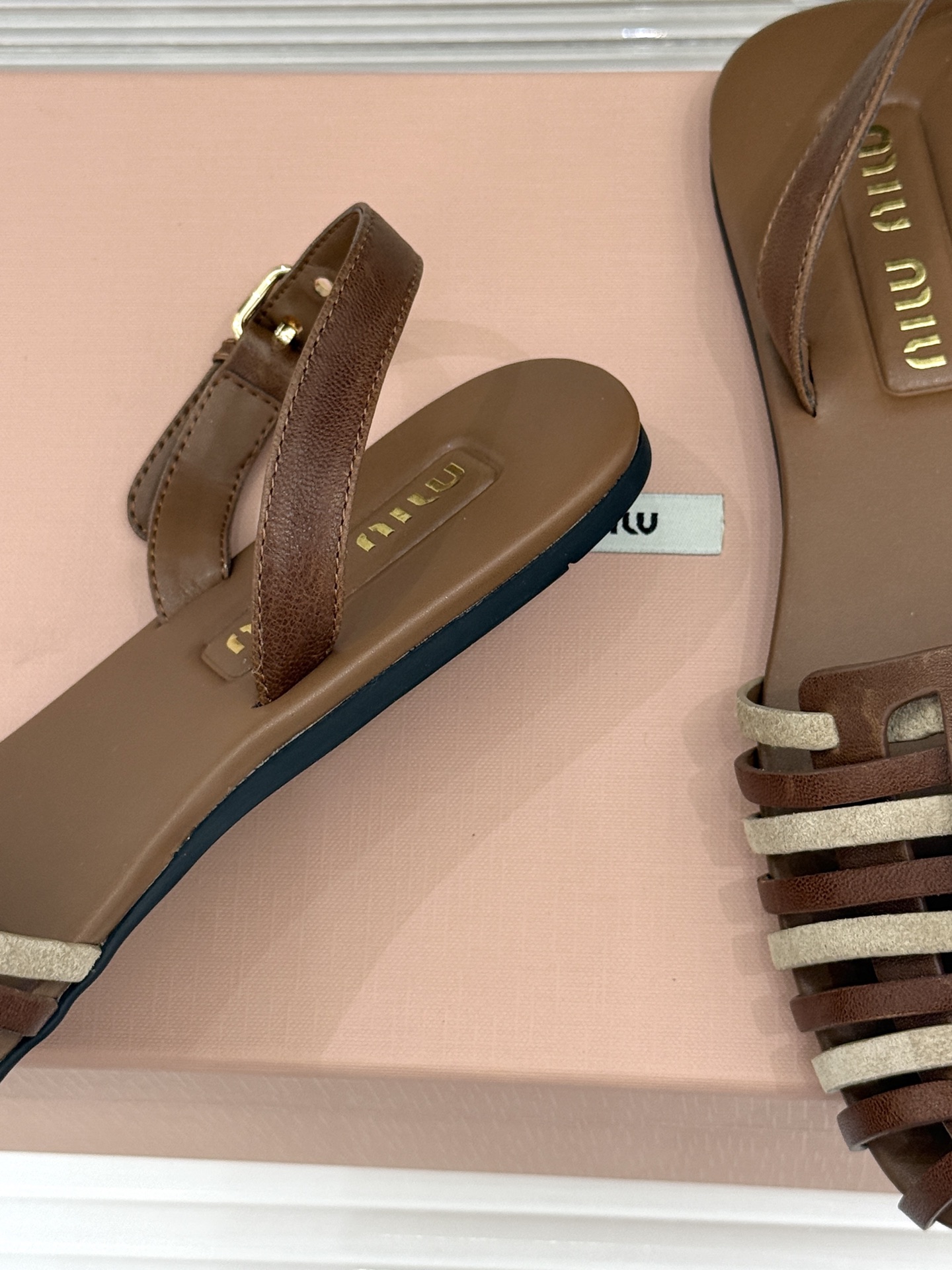 Miu Miu/缪缪26WF新品字母编织镂空罗马凉鞋以复古罗马凉鞋为基底注入标志性少女巧思。细腻编织带错