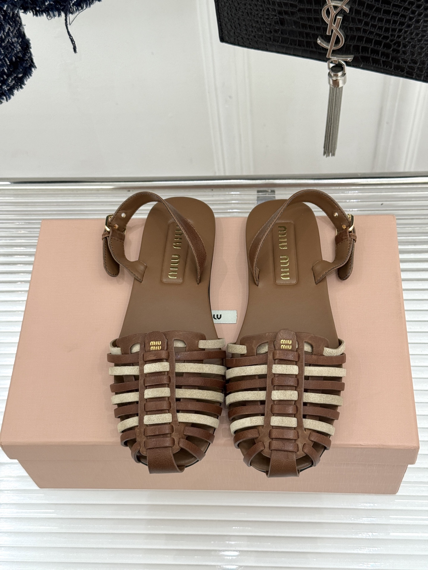 Miu Miu/缪缪26WF新品字母编织镂空罗马凉鞋以复古罗马凉鞋为基底注入标志性少女巧思。细腻编织带错