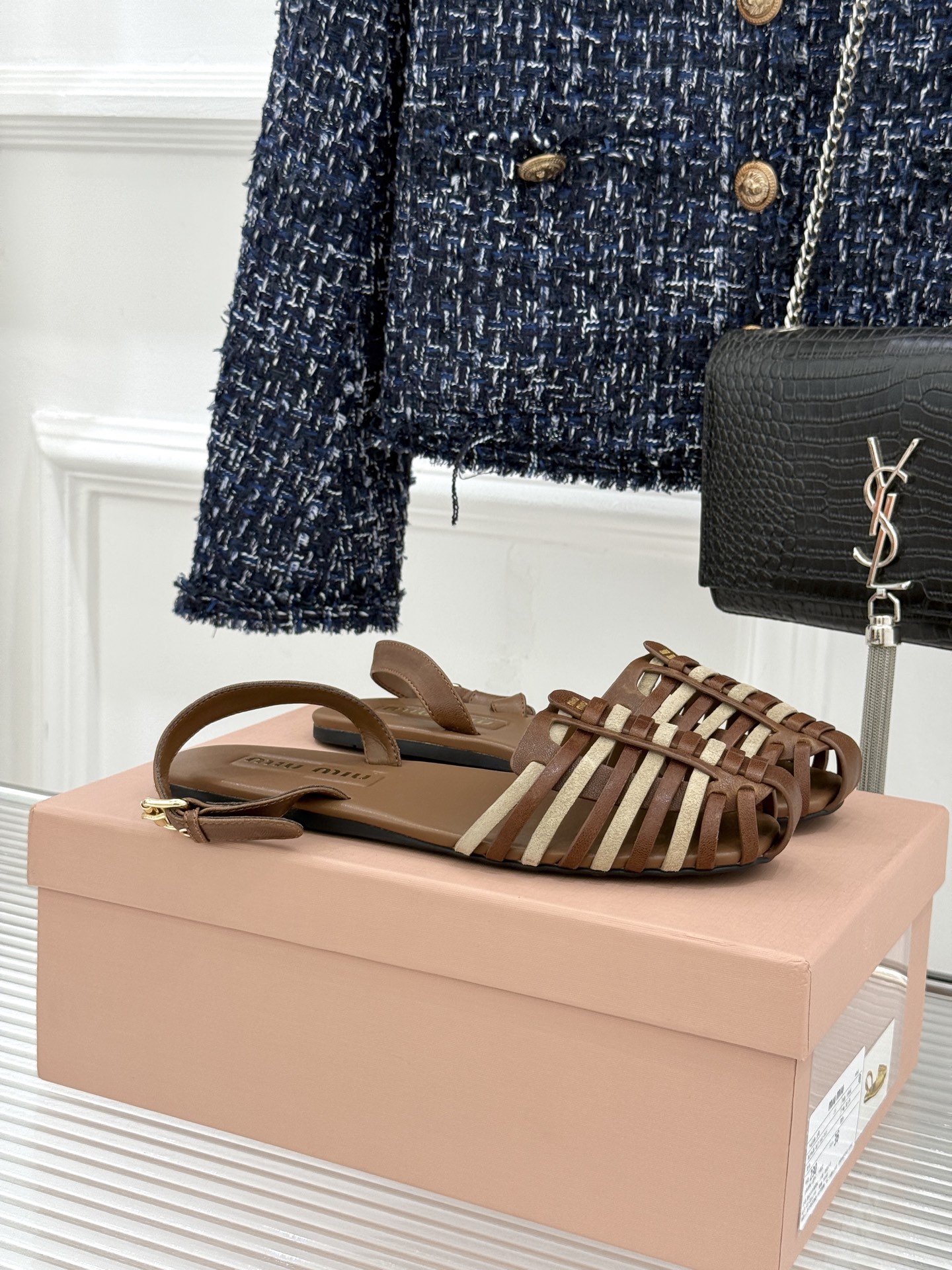 Miu Miu/缪缪26WF新品字母编织镂空罗马凉鞋以复古罗马凉鞋为基底注入标志性少女巧思。细腻编织带错