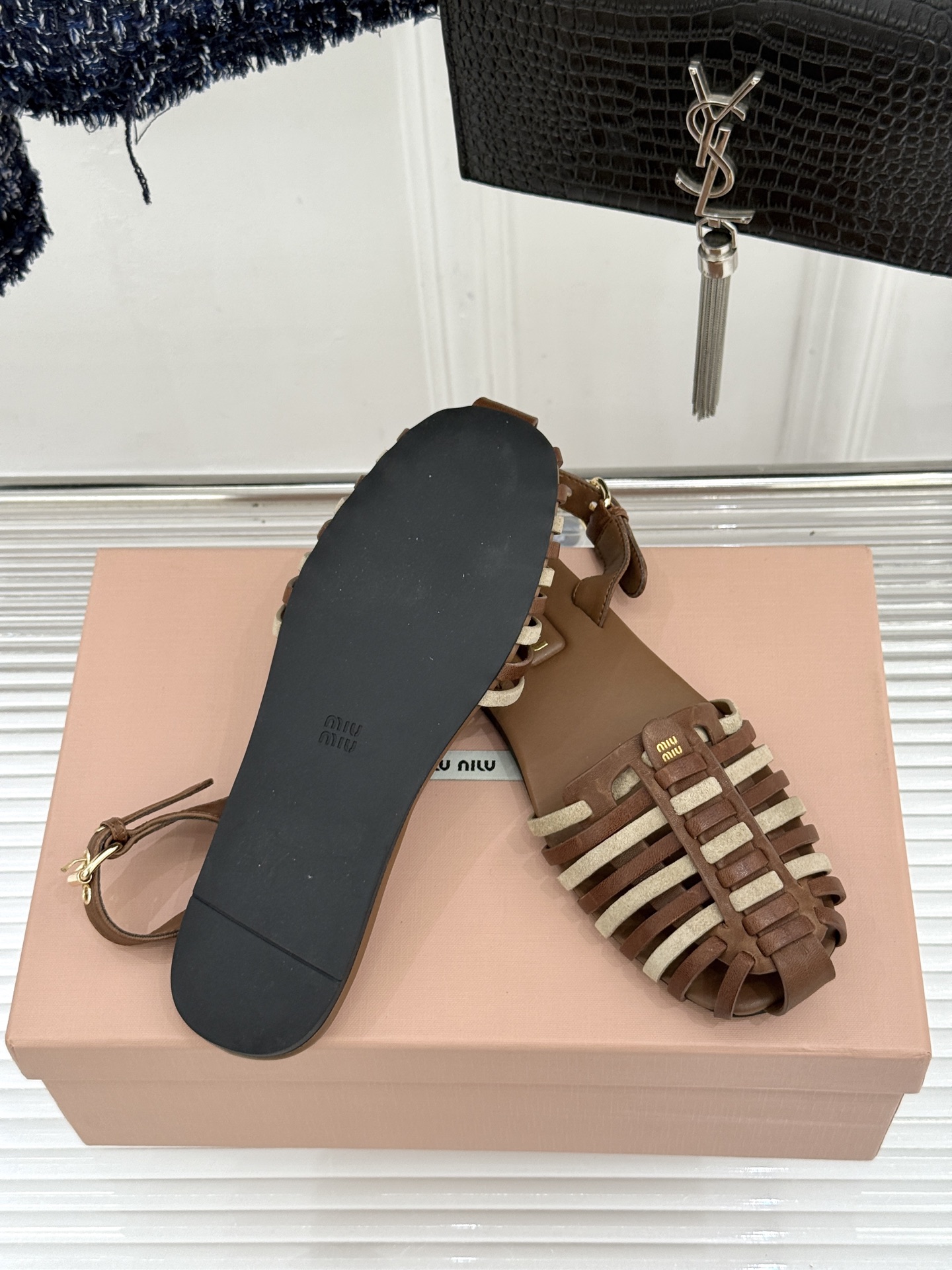 Miu Miu/缪缪26WF新品字母编织镂空罗马凉鞋以复古罗马凉鞋为基底注入标志性少女巧思。细腻编织带错