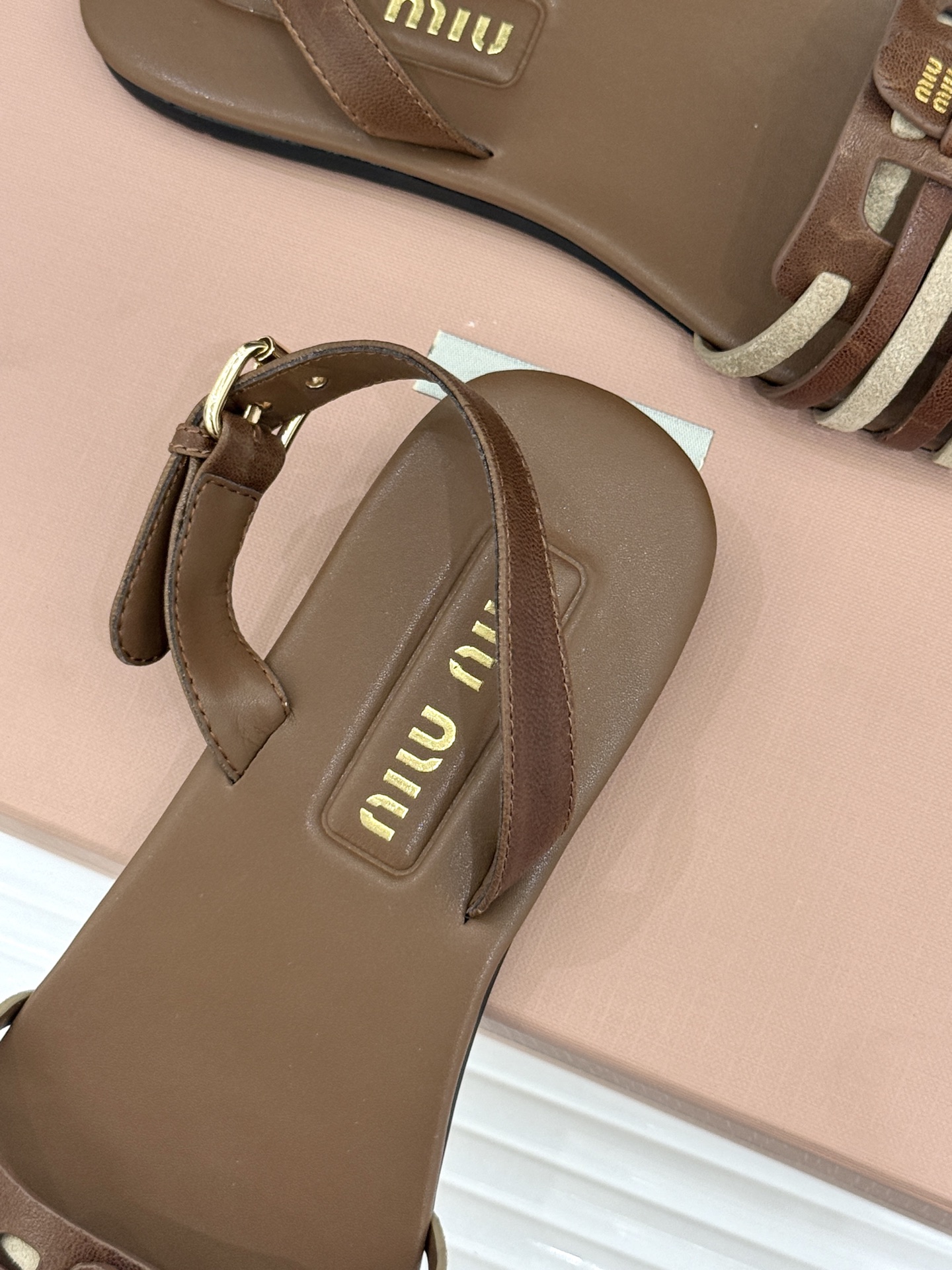 Miu Miu/缪缪26WF新品字母编织镂空罗马凉鞋以复古罗马凉鞋为基底注入标志性少女巧思。细腻编织带错