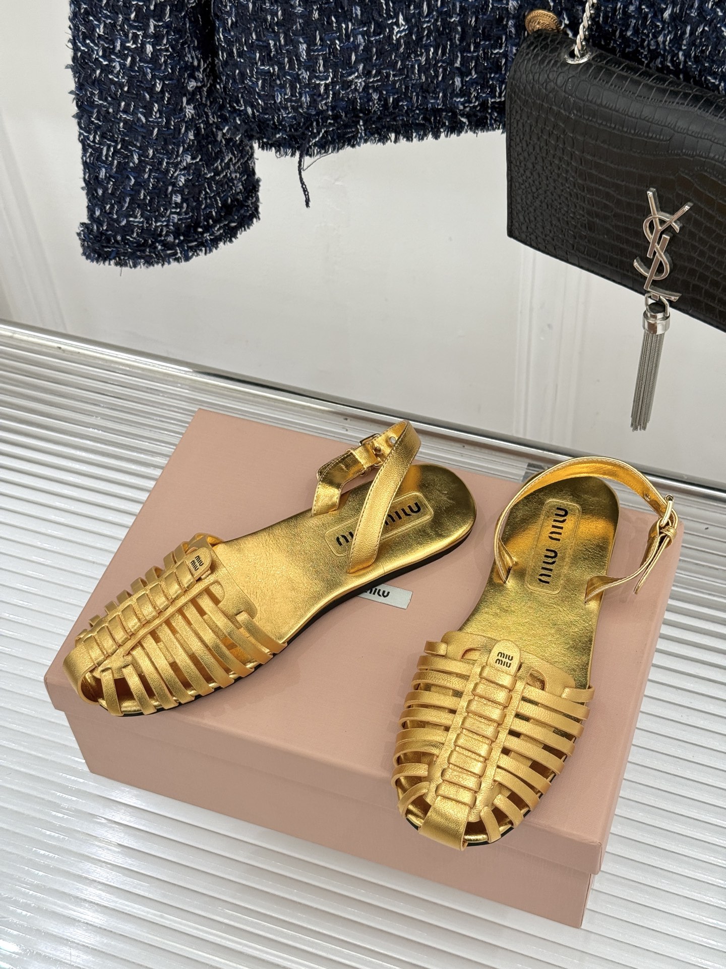 Miu Miu/缪缪26WF新品字母编织镂空罗马凉鞋以复古罗马凉鞋为基底注入标志性少女巧思。细腻编织带错