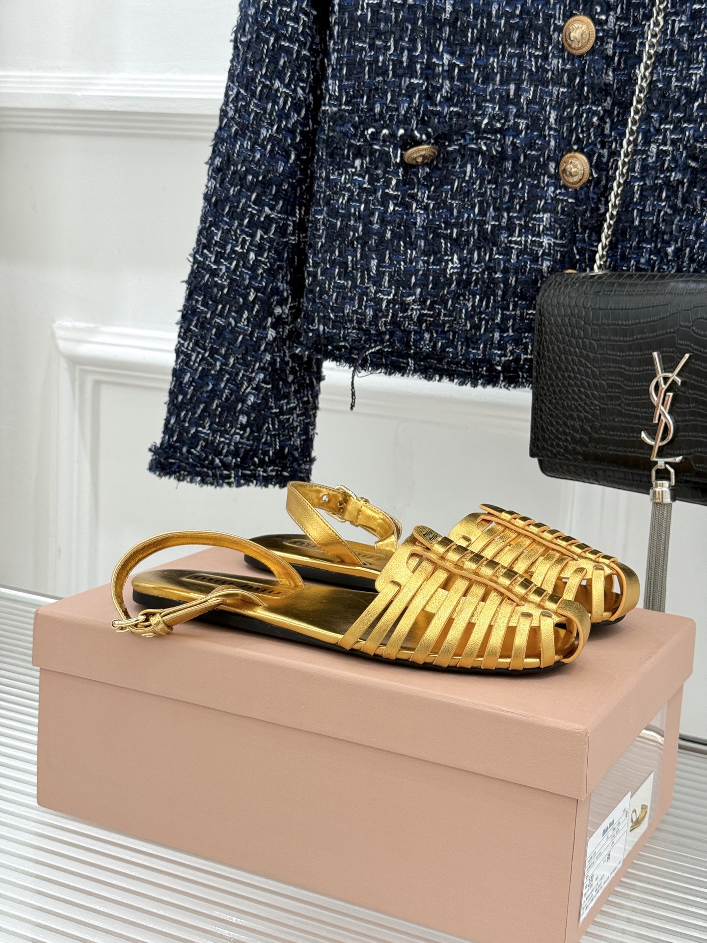 Miu Miu/缪缪26WF新品字母编织镂空罗马凉鞋以复古罗马凉鞋为基底注入标志性少女巧思。细腻编织带错