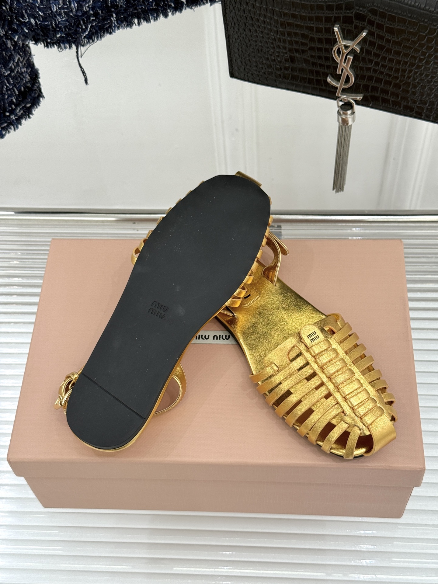 Miu Miu/缪缪26WF新品字母编织镂空罗马凉鞋以复古罗马凉鞋为基底注入标志性少女巧思。细腻编织带错