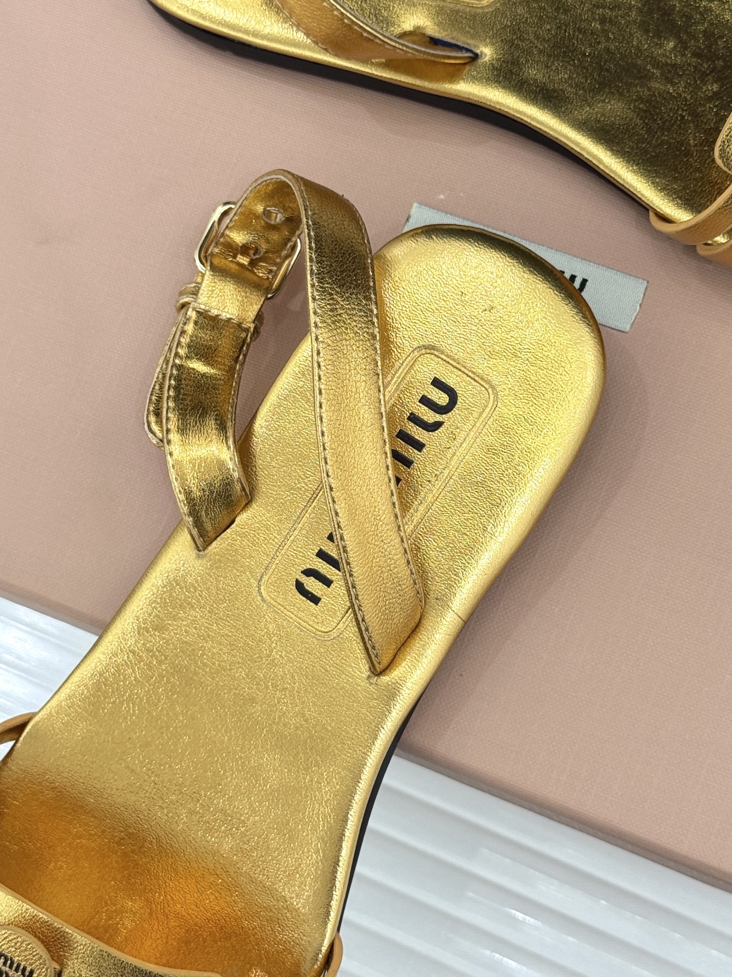 Miu Miu/缪缪26WF新品字母编织镂空罗马凉鞋以复古罗马凉鞋为基底注入标志性少女巧思。细腻编织带错