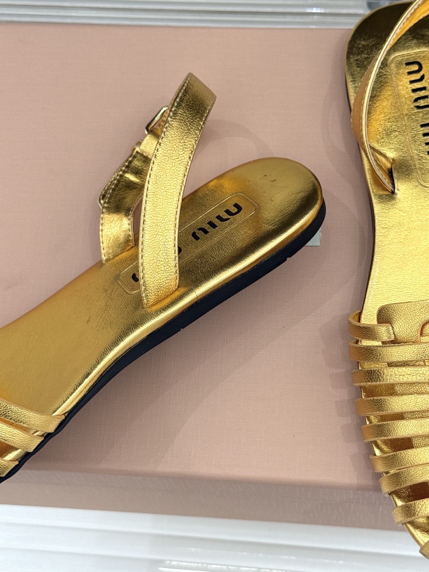 Miu Miu/缪缪26WF新品字母编织镂空罗马凉鞋以复古罗马凉鞋为基底注入标志性少女巧思。细腻编织带错