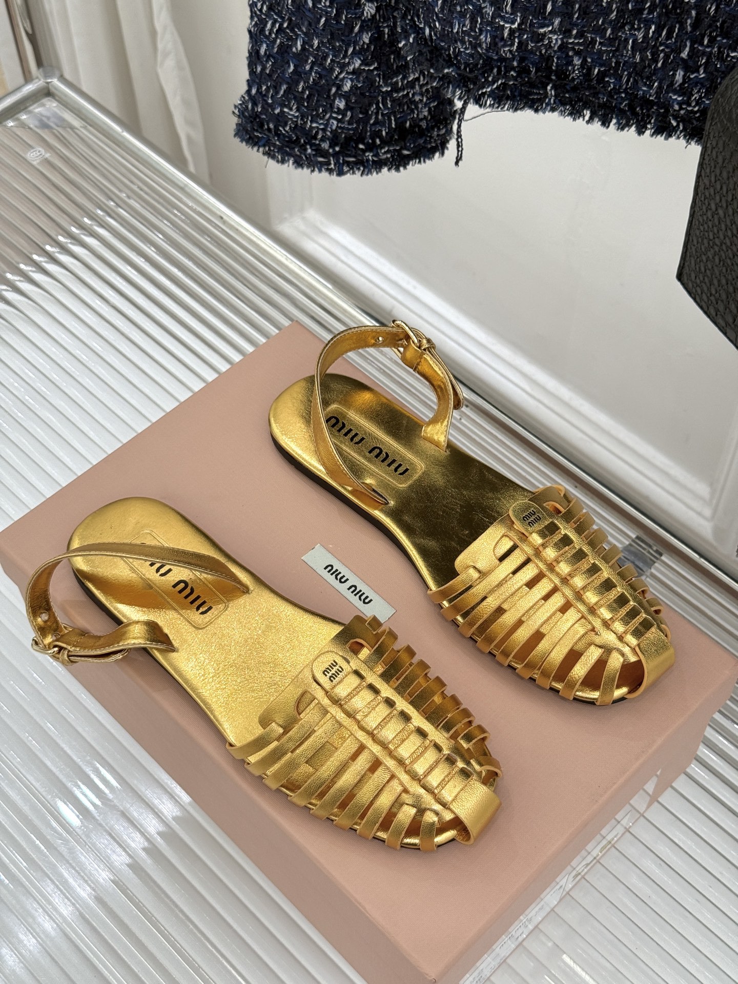 Miu Miu/缪缪26WF新品字母编织镂空罗马凉鞋以复古罗马凉鞋为基底注入标志性少女巧思。细腻编织带错