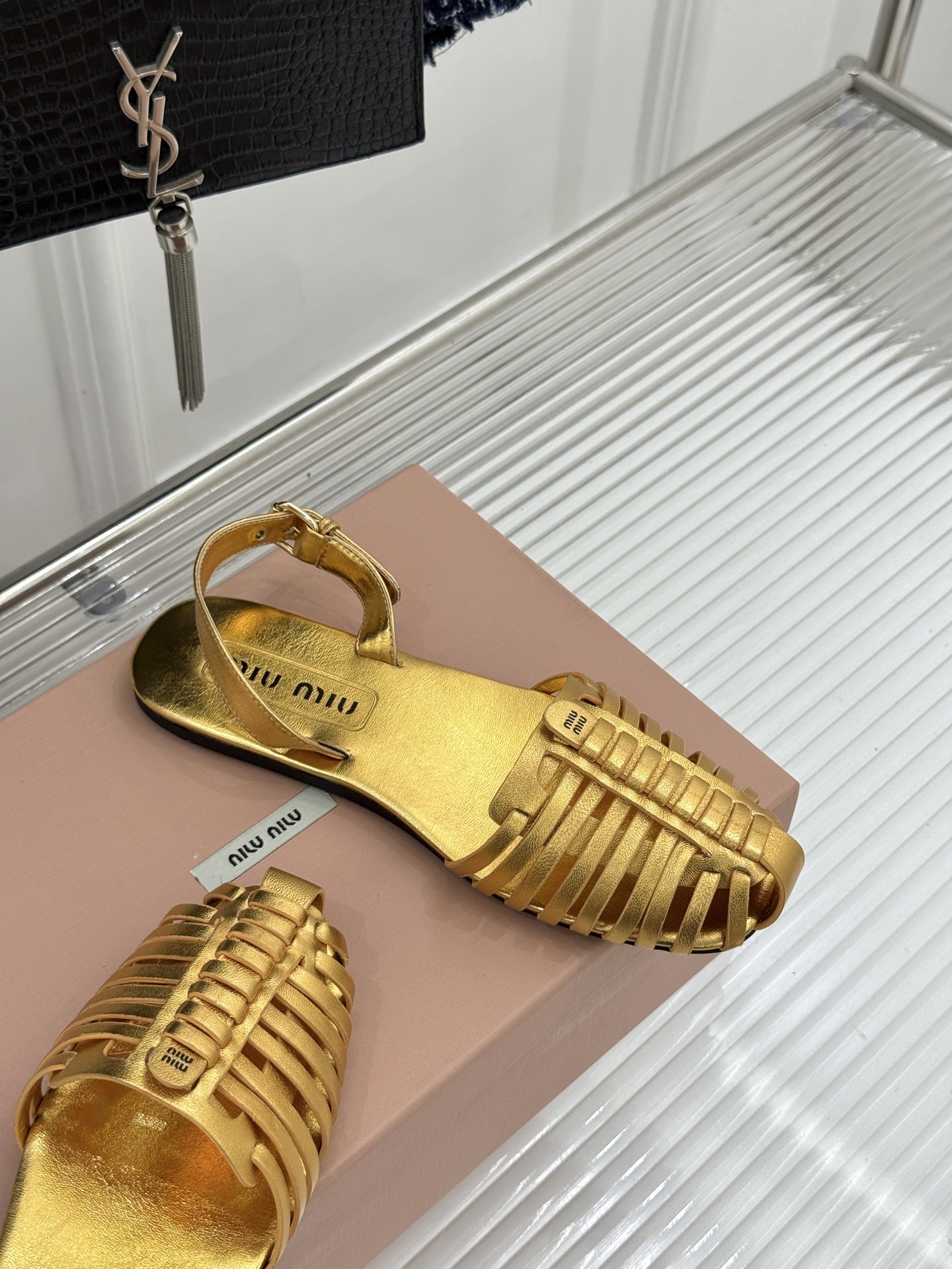 Miu Miu/缪缪26WF新品字母编织镂空罗马凉鞋以复古罗马凉鞋为基底注入标志性少女巧思。细腻编织带错