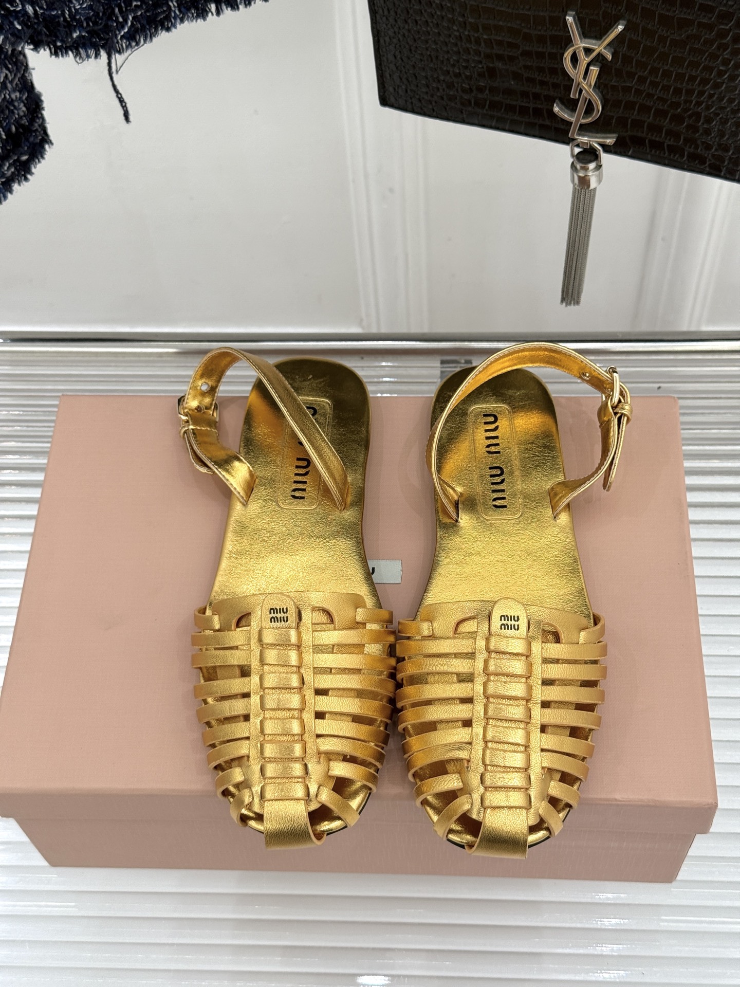 Miu Miu/缪缪26WF新品字母编织镂空罗马凉鞋以复古罗马凉鞋为基底注入标志性少女巧思。细腻编织带错