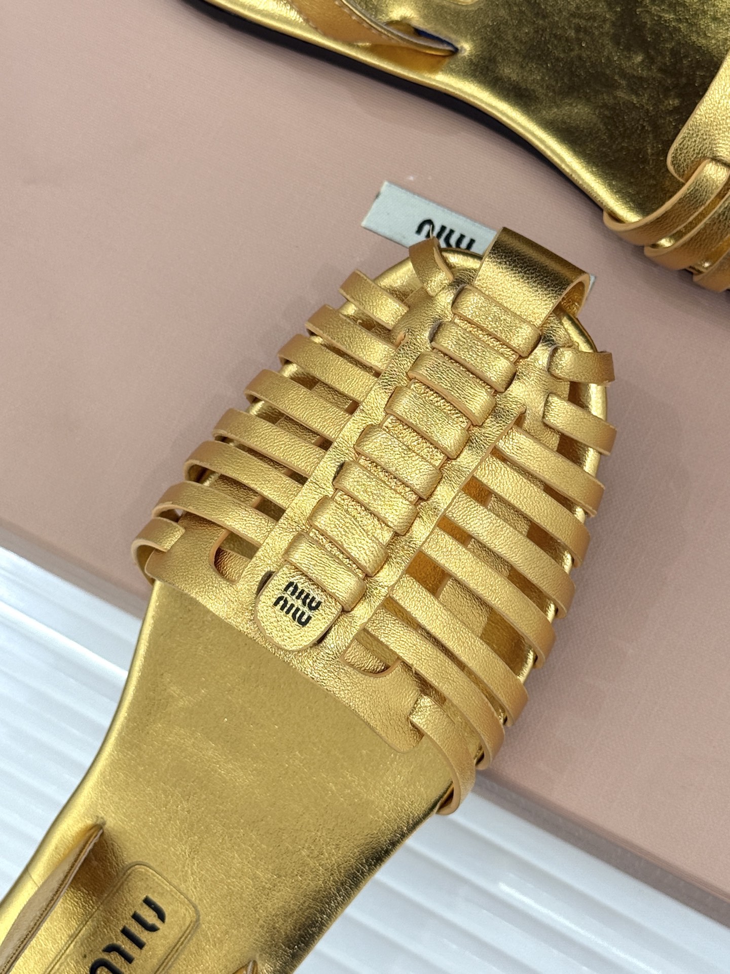 Miu Miu/缪缪26WF新品字母编织镂空罗马凉鞋以复古罗马凉鞋为基底注入标志性少女巧思。细腻编织带错