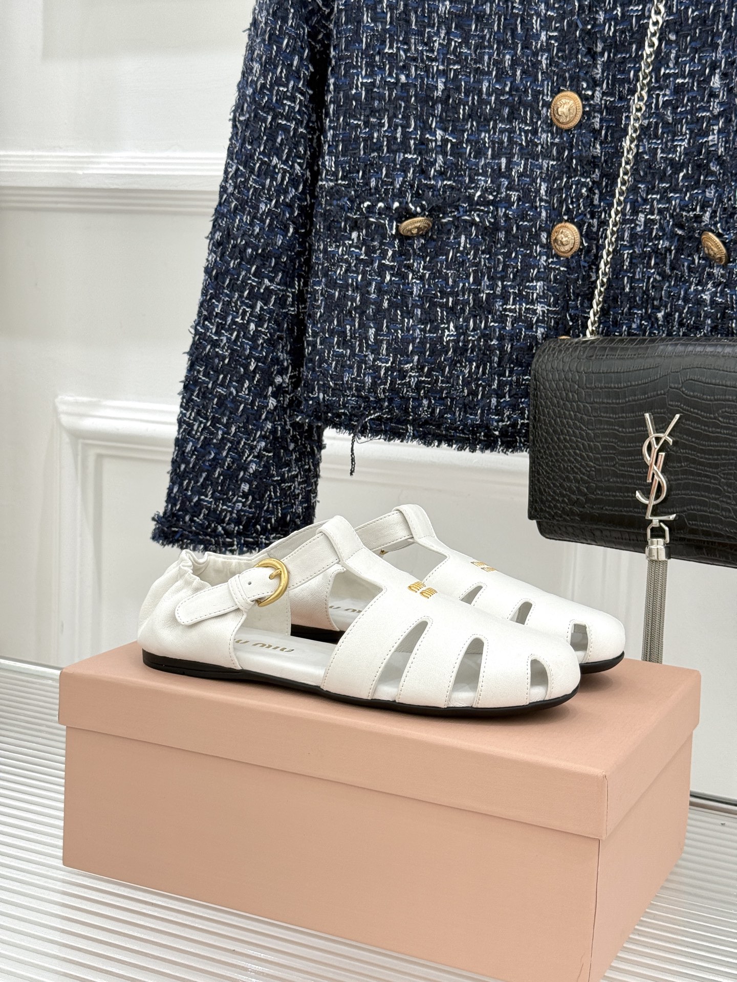 Miu Miu/缪缪26WF新品字母镂空罗马凉鞋承袭2026春夏复古少女格调这款凉鞋以利落线条重塑夏日型