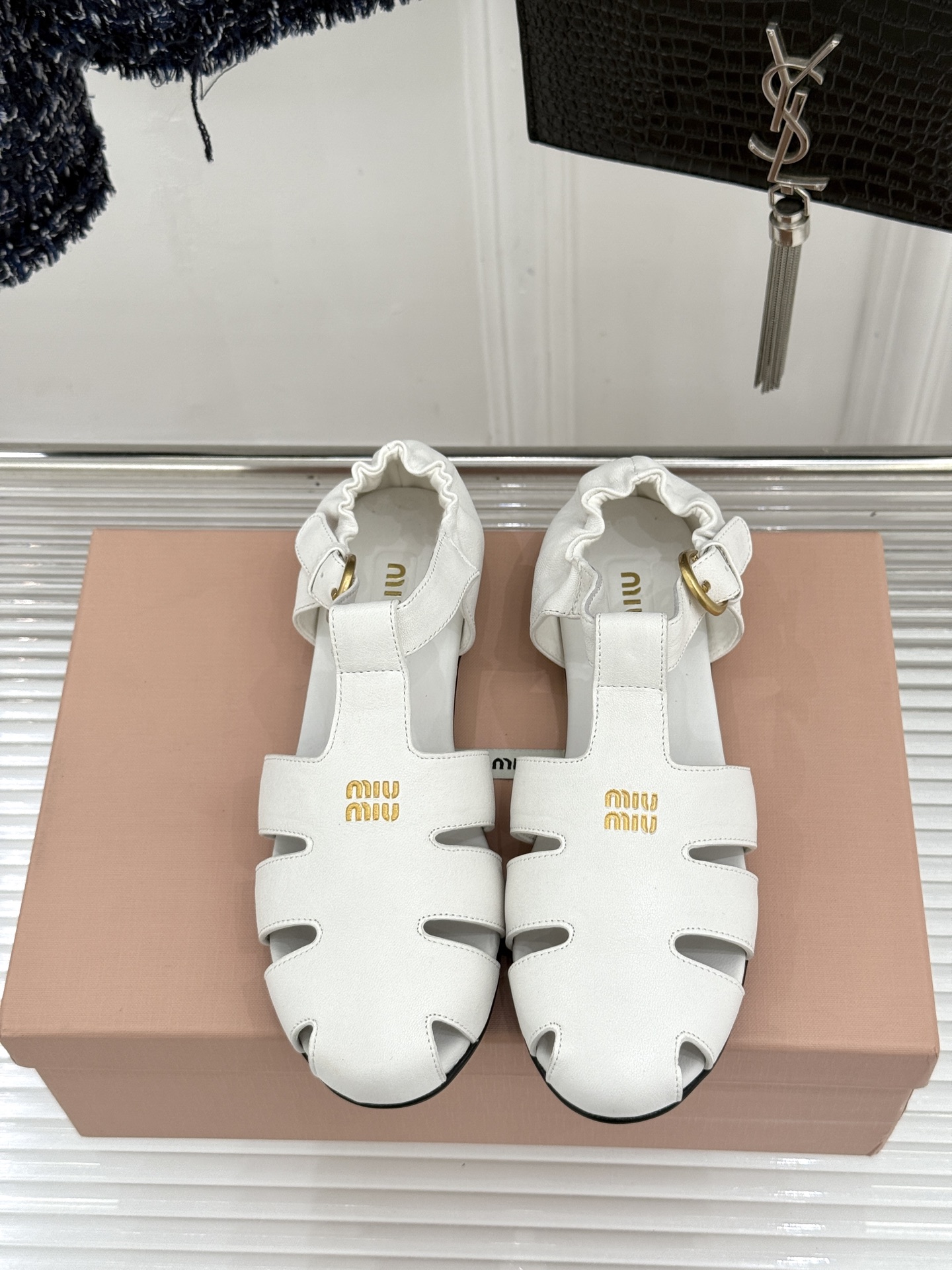 Miu Miu/缪缪26WF新品字母镂空罗马凉鞋承袭2026春夏复古少女格调这款凉鞋以利落线条重塑夏日型
