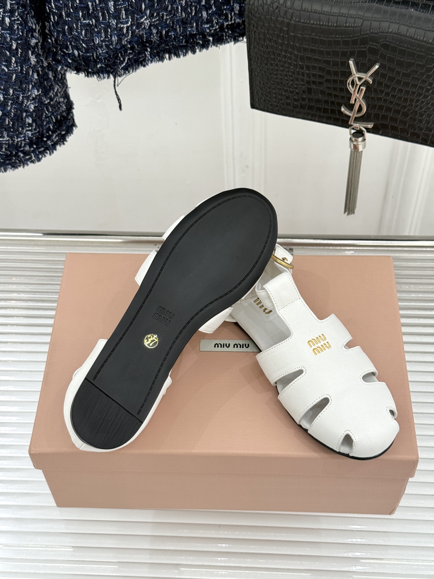 Miu Miu/缪缪26WF新品字母镂空罗马凉鞋承袭2026春夏复古少女格调这款凉鞋以利落线条重塑夏日型