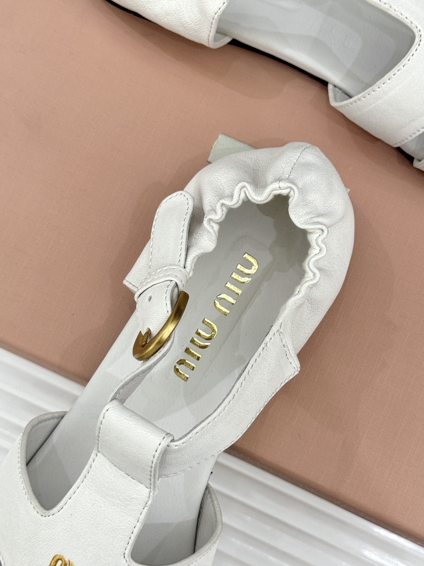 Miu Miu/缪缪26WF新品字母镂空罗马凉鞋承袭2026春夏复古少女格调这款凉鞋以利落线条重塑夏日型