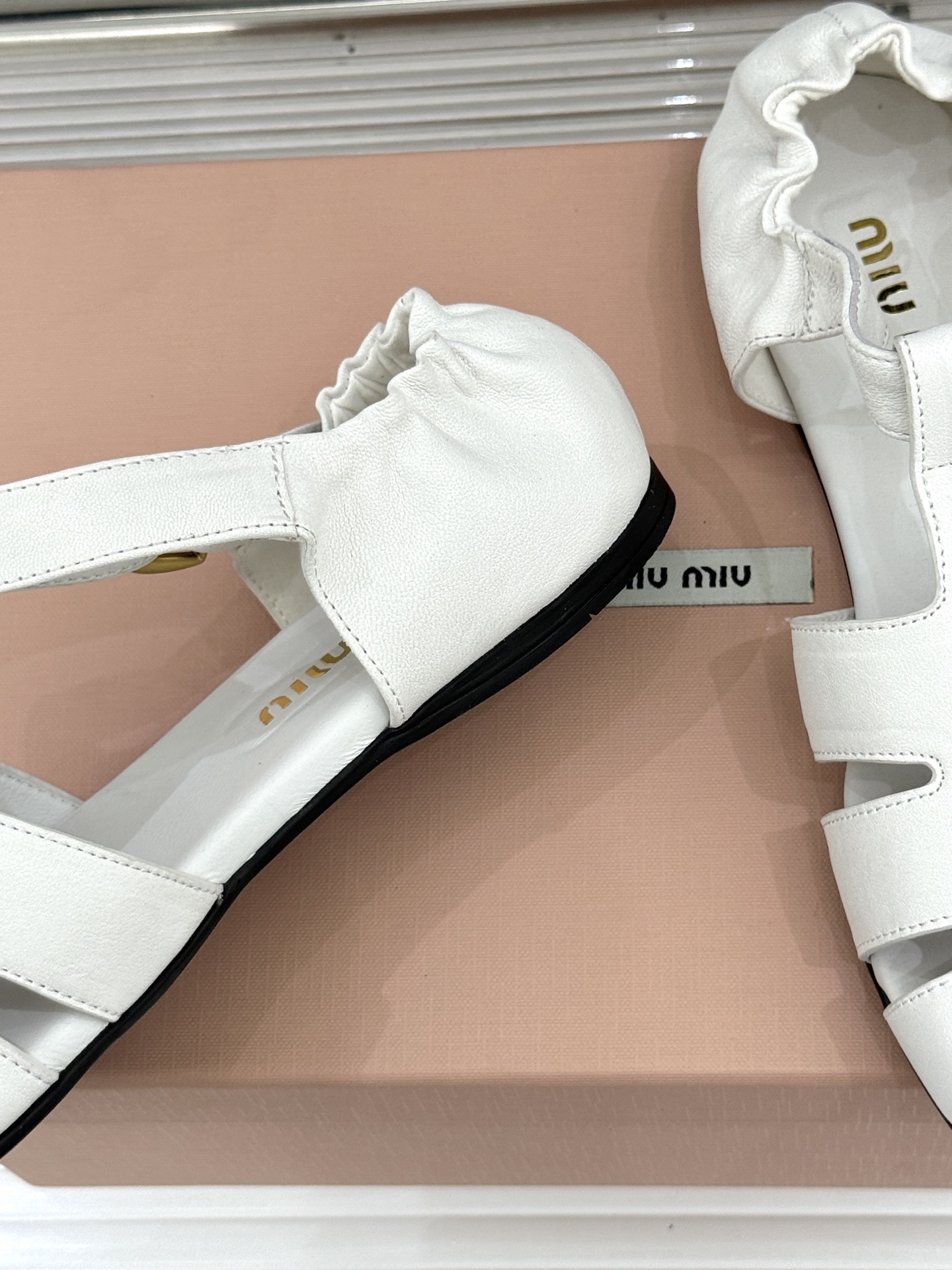 Miu Miu/缪缪26WF新品字母镂空罗马凉鞋承袭2026春夏复古少女格调这款凉鞋以利落线条重塑夏日型