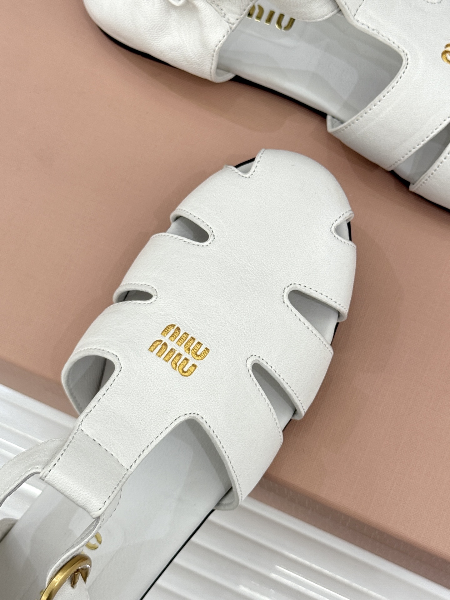 Miu Miu/缪缪26WF新品字母镂空罗马凉鞋承袭2026春夏复古少女格调这款凉鞋以利落线条重塑夏日型