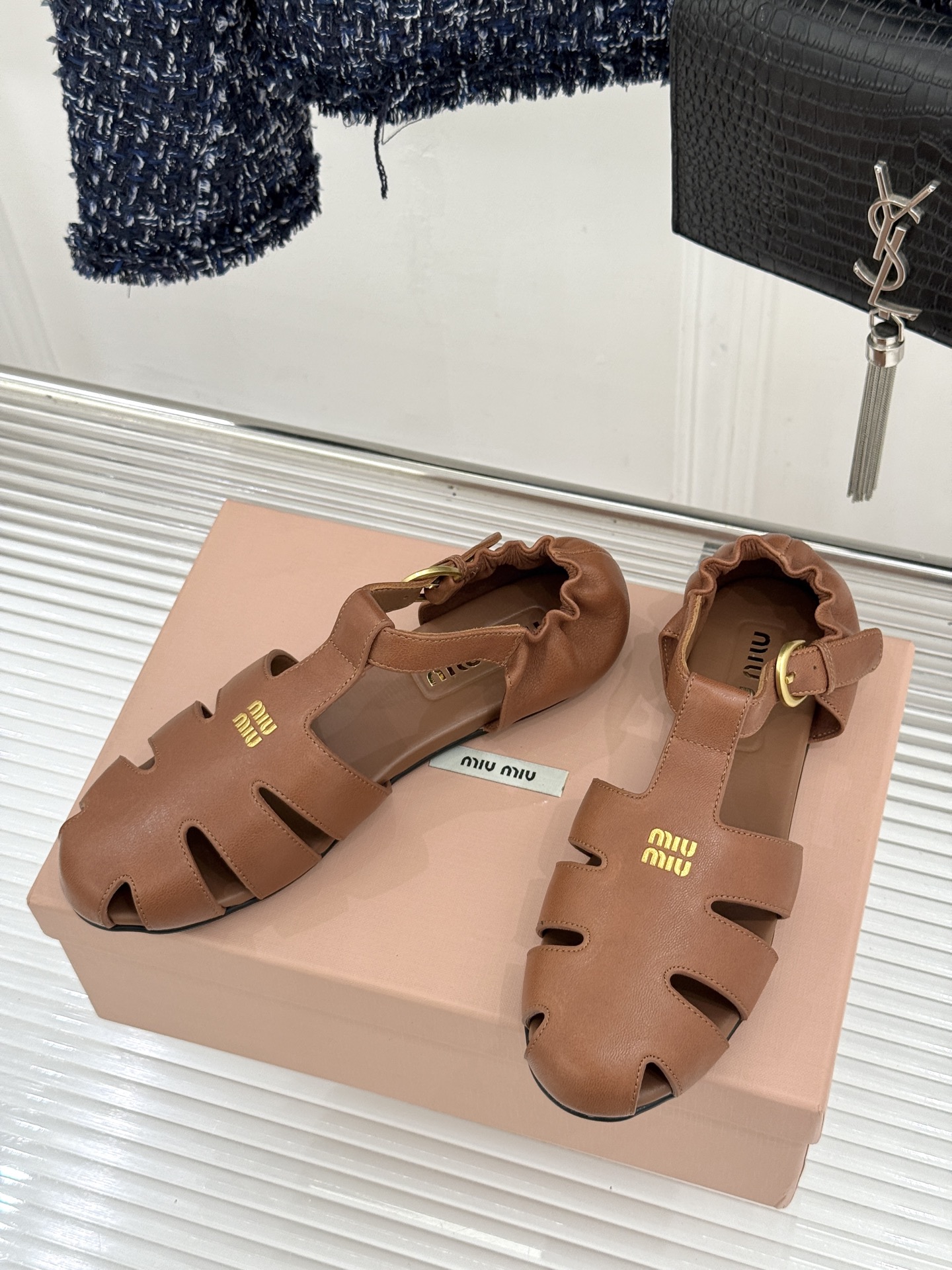 Miu Miu/缪缪26WF新品字母镂空罗马凉鞋承袭2026春夏复古少女格调这款凉鞋以利落线条重塑夏日型