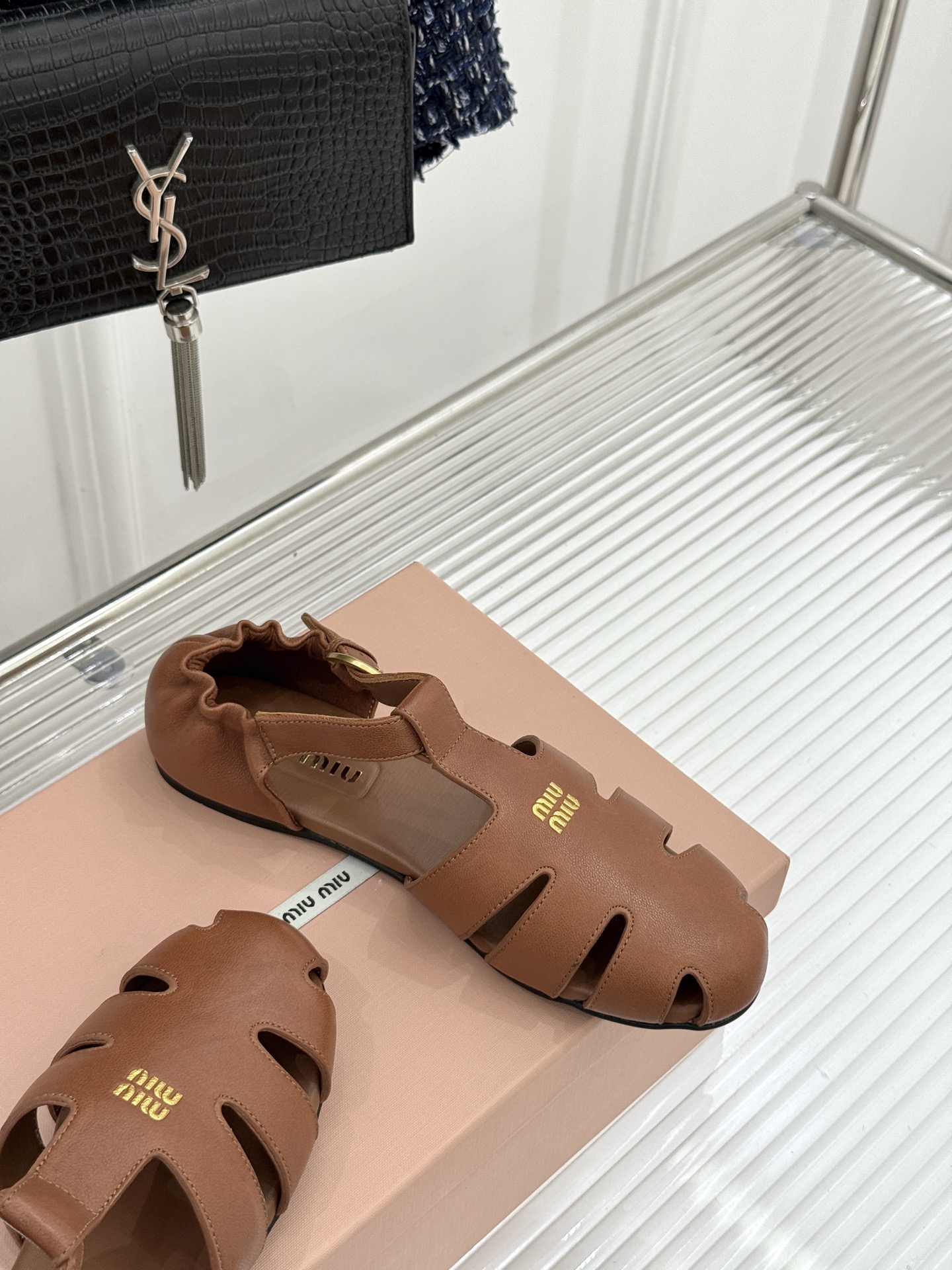 Miu Miu/缪缪26WF新品字母镂空罗马凉鞋承袭2026春夏复古少女格调这款凉鞋以利落线条重塑夏日型