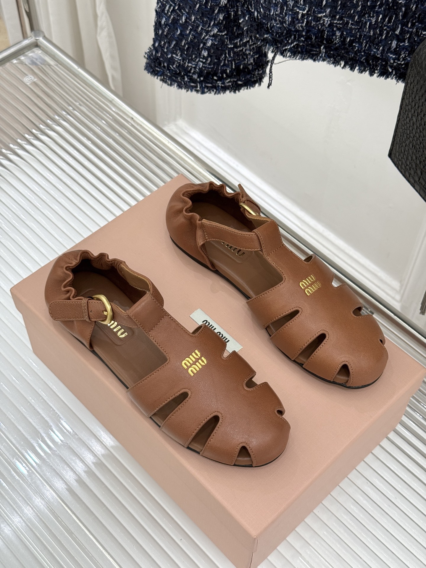 Miu Miu/缪缪26WF新品字母镂空罗马凉鞋承袭2026春夏复古少女格调这款凉鞋以利落线条重塑夏日型