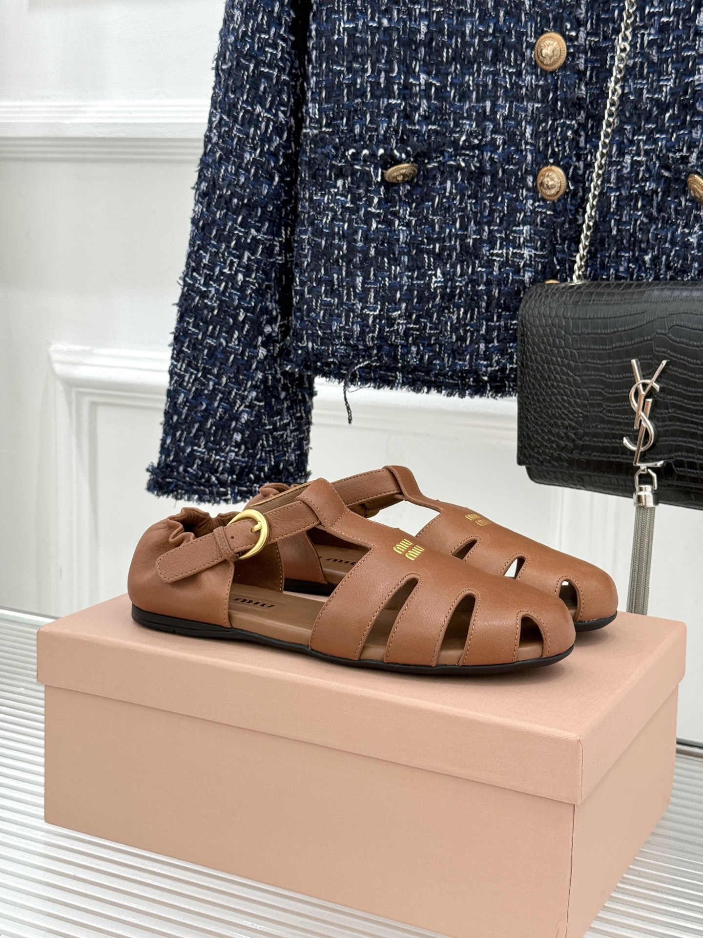 Miu Miu/缪缪26WF新品字母镂空罗马凉鞋承袭2026春夏复古少女格调这款凉鞋以利落线条重塑夏日型