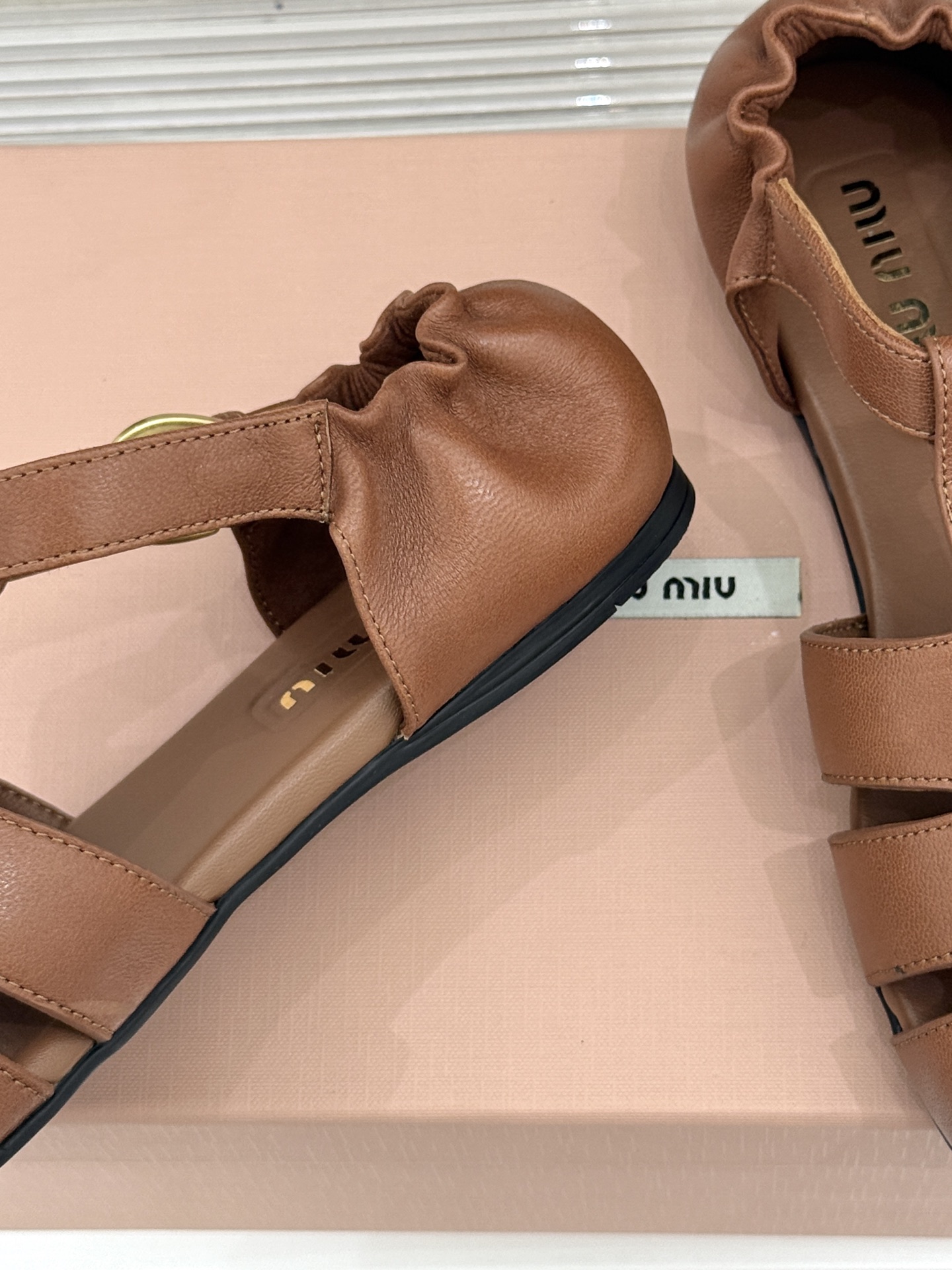 Miu Miu/缪缪26WF新品字母镂空罗马凉鞋承袭2026春夏复古少女格调这款凉鞋以利落线条重塑夏日型