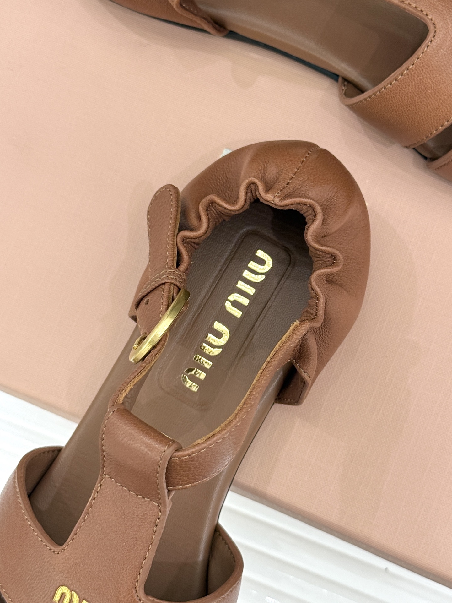 Miu Miu/缪缪26WF新品字母镂空罗马凉鞋承袭2026春夏复古少女格调这款凉鞋以利落线条重塑夏日型