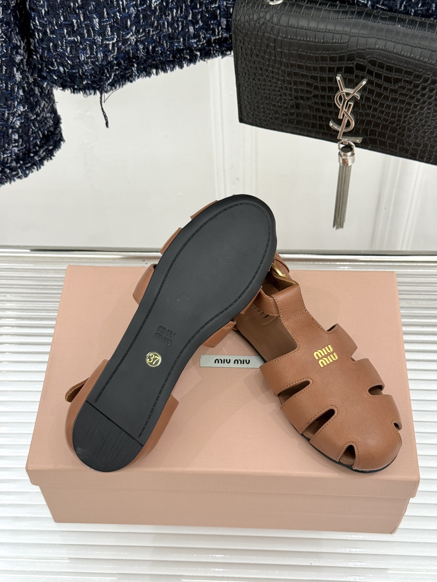 Miu Miu/缪缪26WF新品字母镂空罗马凉鞋承袭2026春夏复古少女格调这款凉鞋以利落线条重塑夏日型