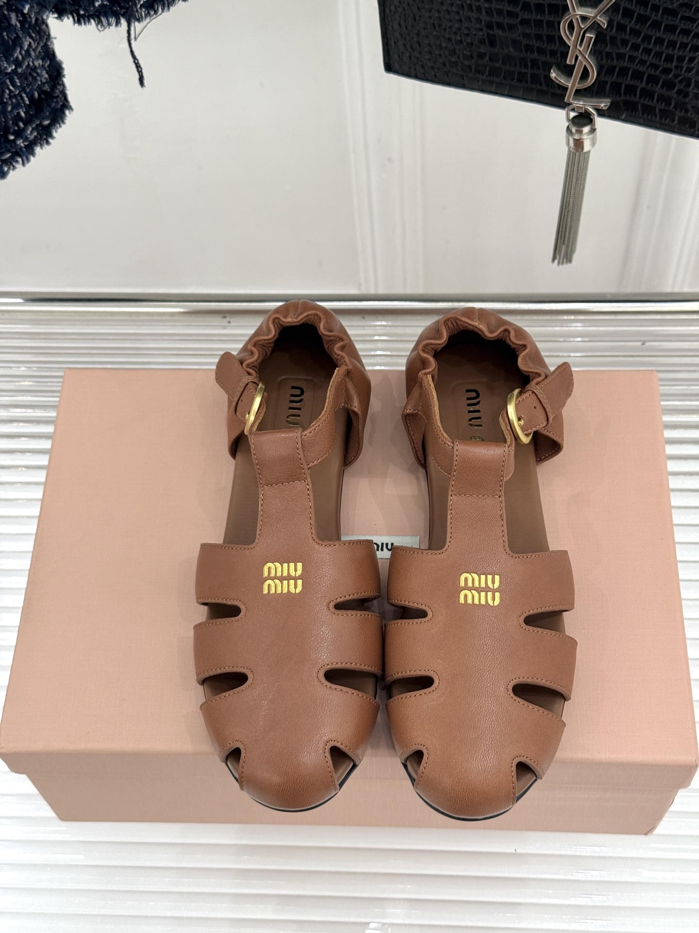 Miu Miu/缪缪26WF新品字母镂空罗马凉鞋承袭2026春夏复古少女格调这款凉鞋以利落线条重塑夏日型