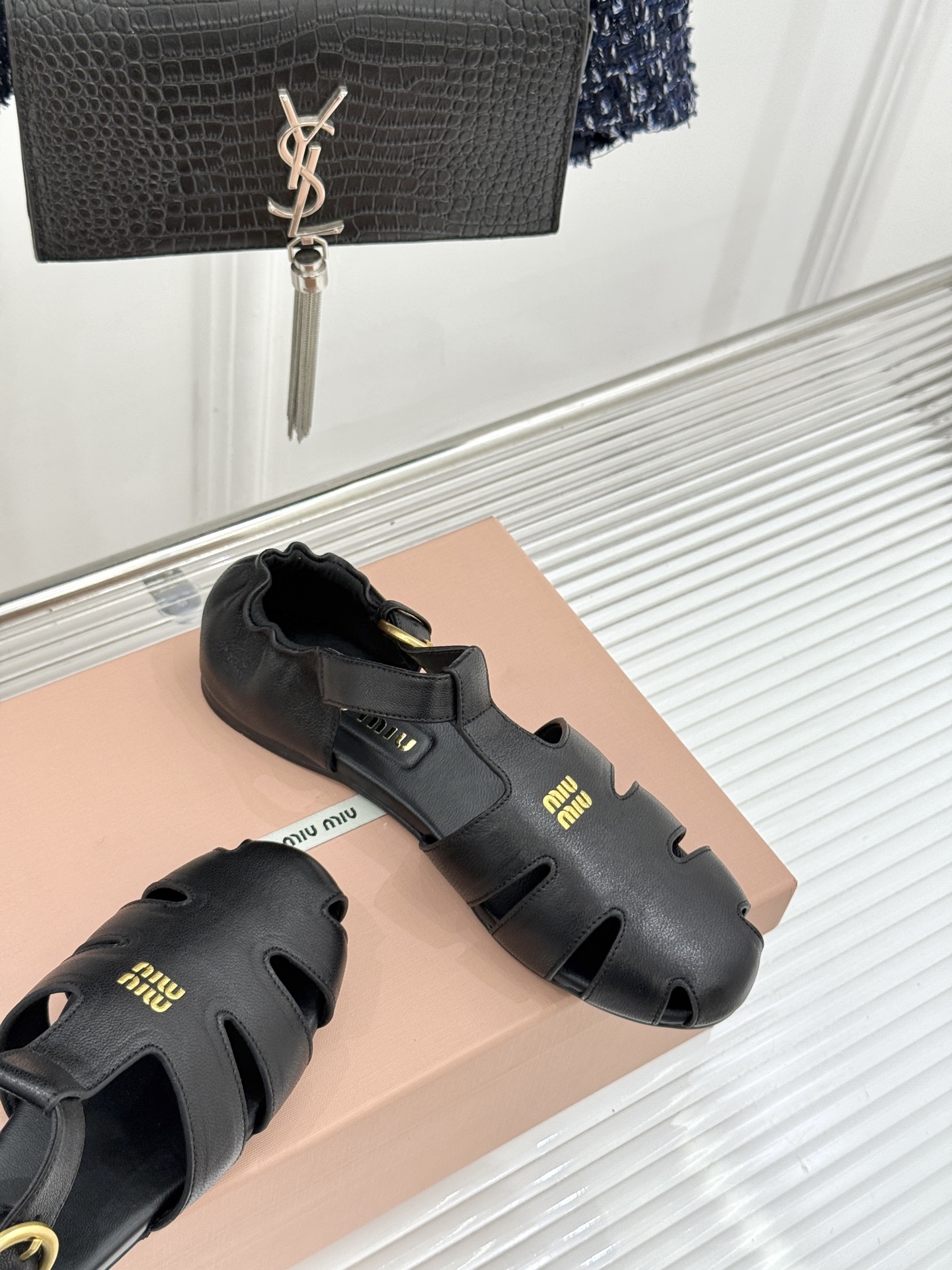 Miu Miu/缪缪26WF新品字母镂空罗马凉鞋承袭2026春夏复古少女格调这款凉鞋以利落线条重塑夏日型