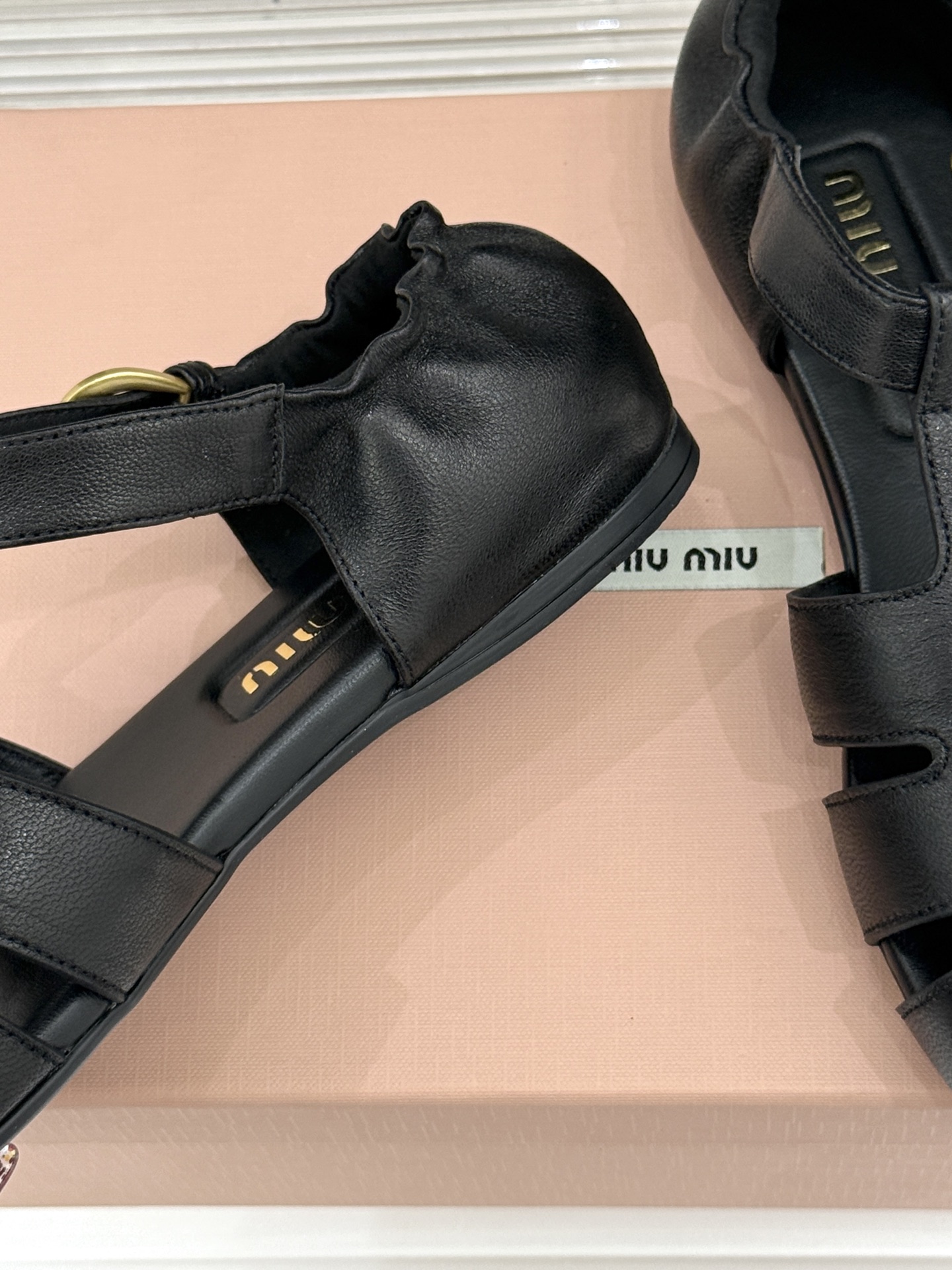 Miu Miu/缪缪26WF新品字母镂空罗马凉鞋承袭2026春夏复古少女格调这款凉鞋以利落线条重塑夏日型