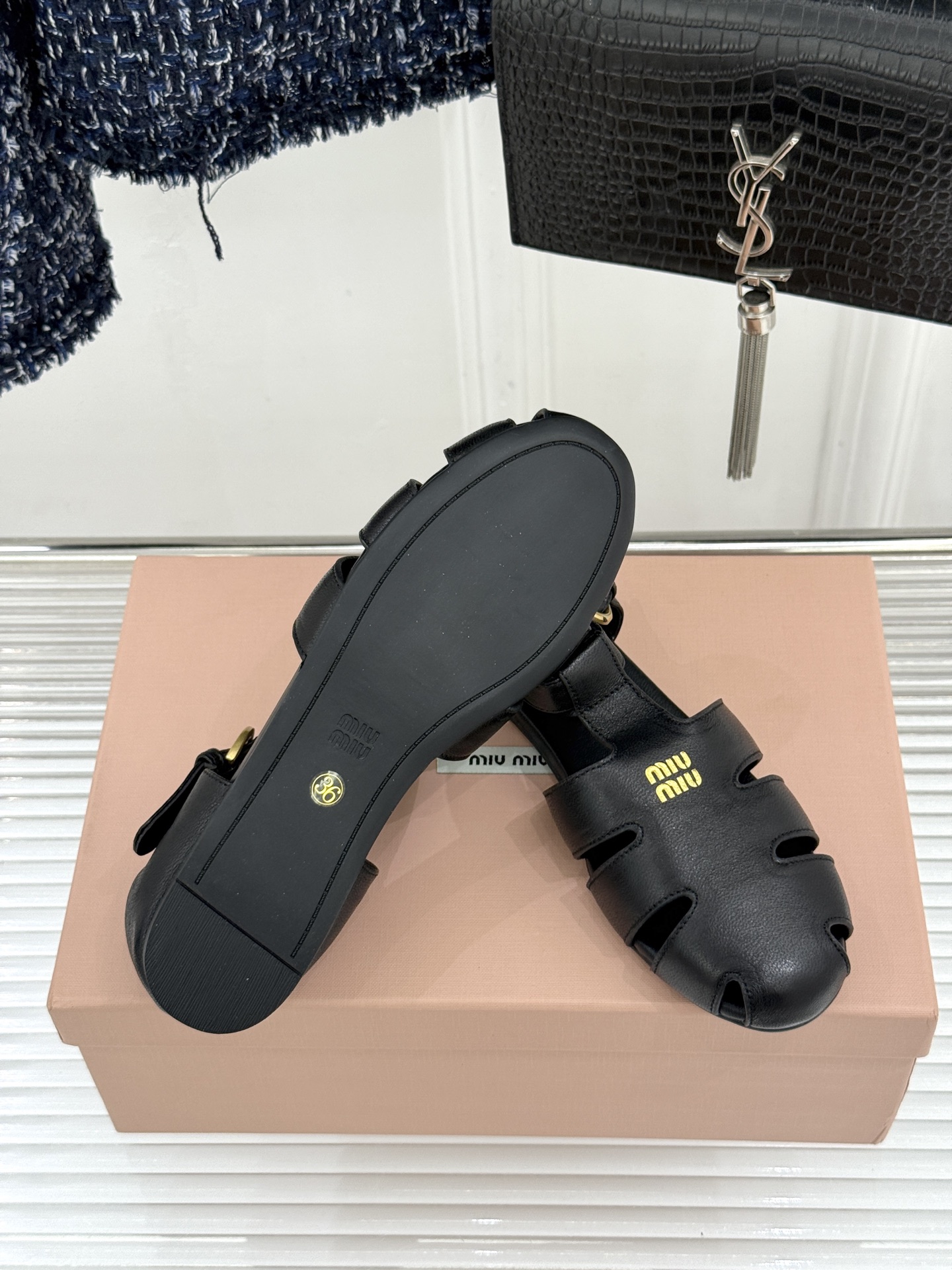 Miu Miu/缪缪26WF新品字母镂空罗马凉鞋承袭2026春夏复古少女格调这款凉鞋以利落线条重塑夏日型