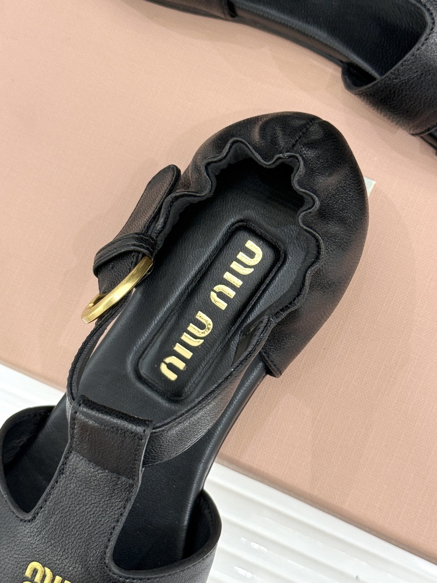 Miu Miu/缪缪26WF新品字母镂空罗马凉鞋承袭2026春夏复古少女格调这款凉鞋以利落线条重塑夏日型