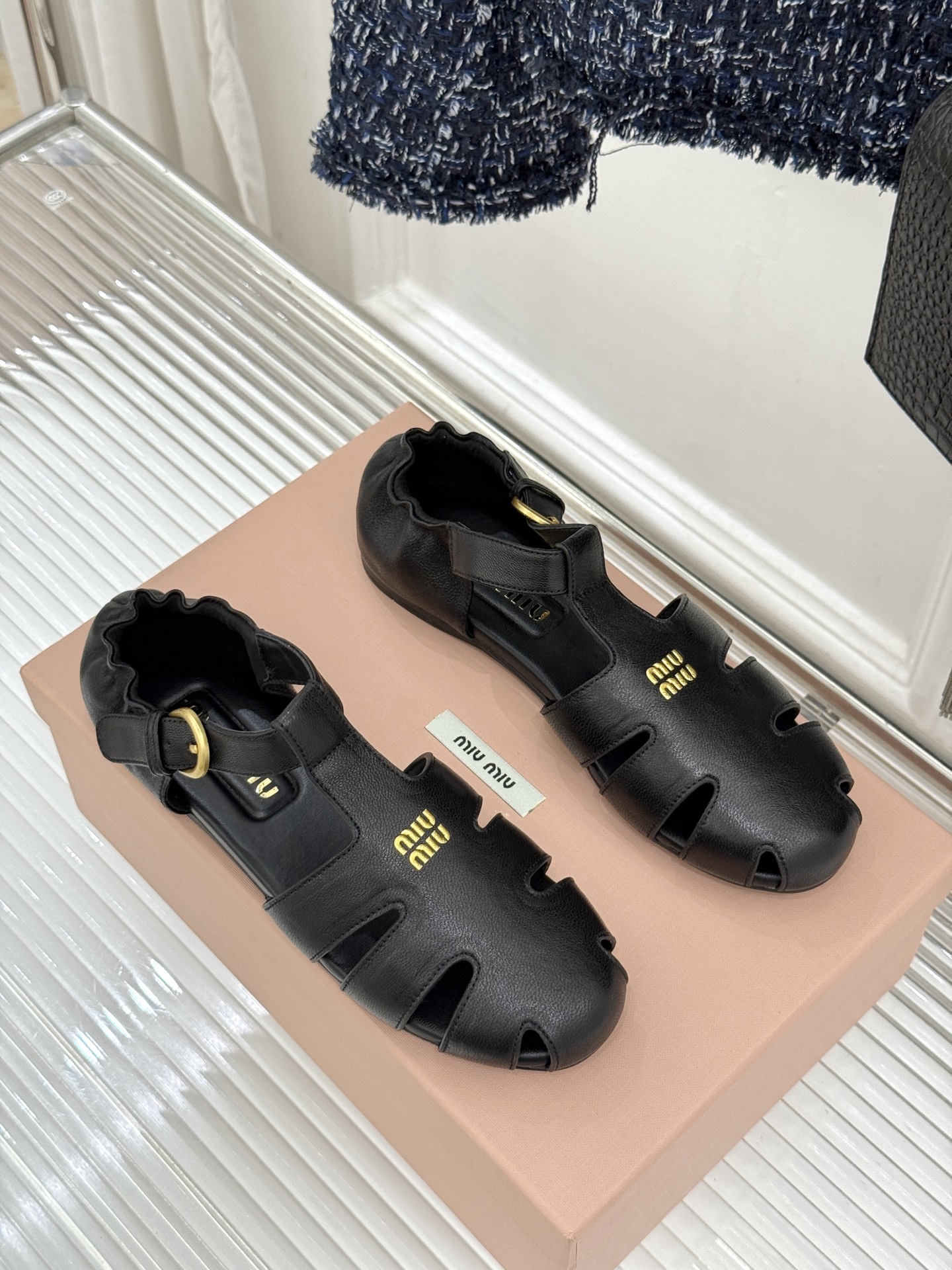 Miu Miu/缪缪26WF新品字母镂空罗马凉鞋承袭2026春夏复古少女格调这款凉鞋以利落线条重塑夏日型