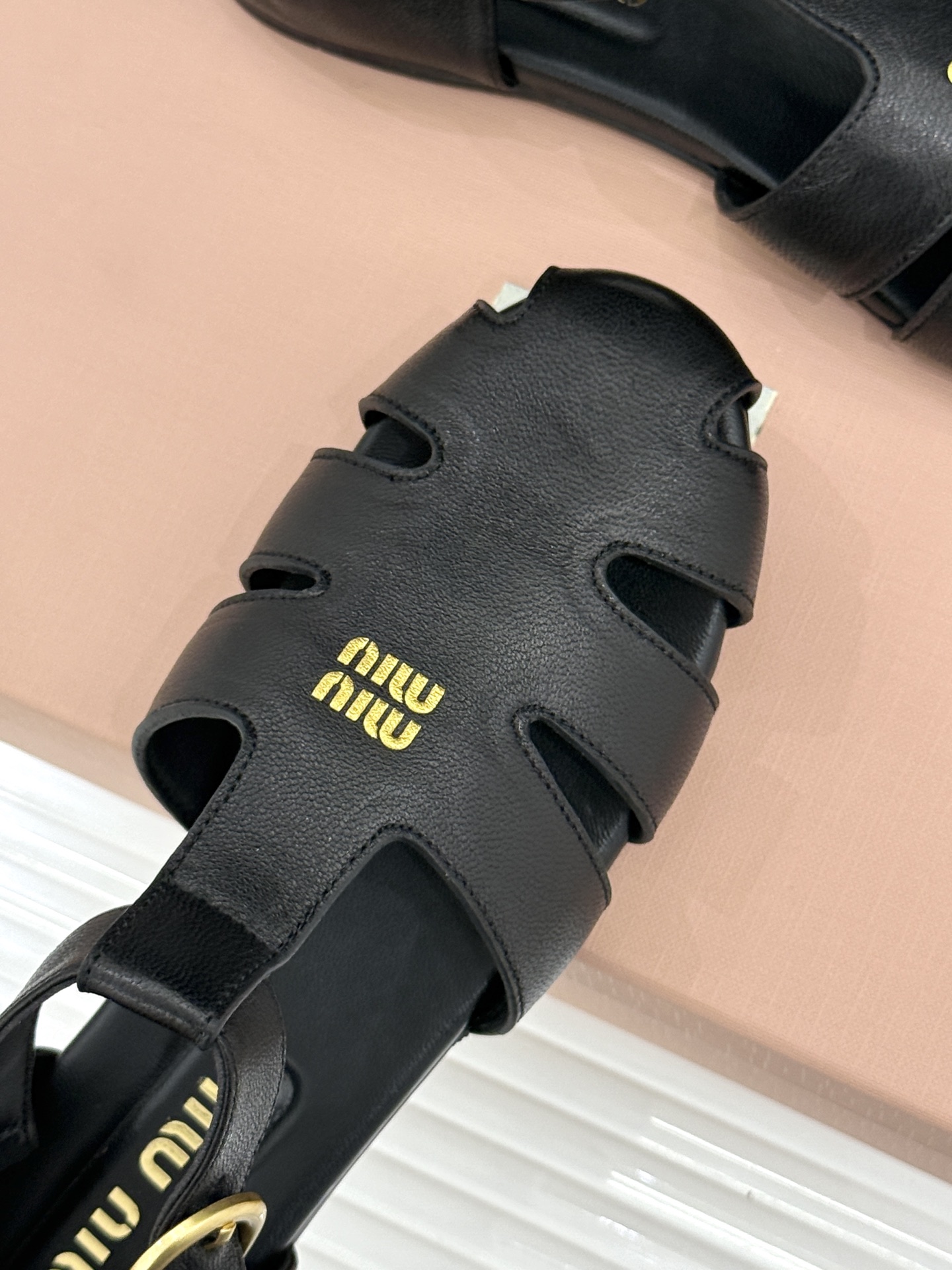 Miu Miu/缪缪26WF新品字母镂空罗马凉鞋承袭2026春夏复古少女格调这款凉鞋以利落线条重塑夏日型