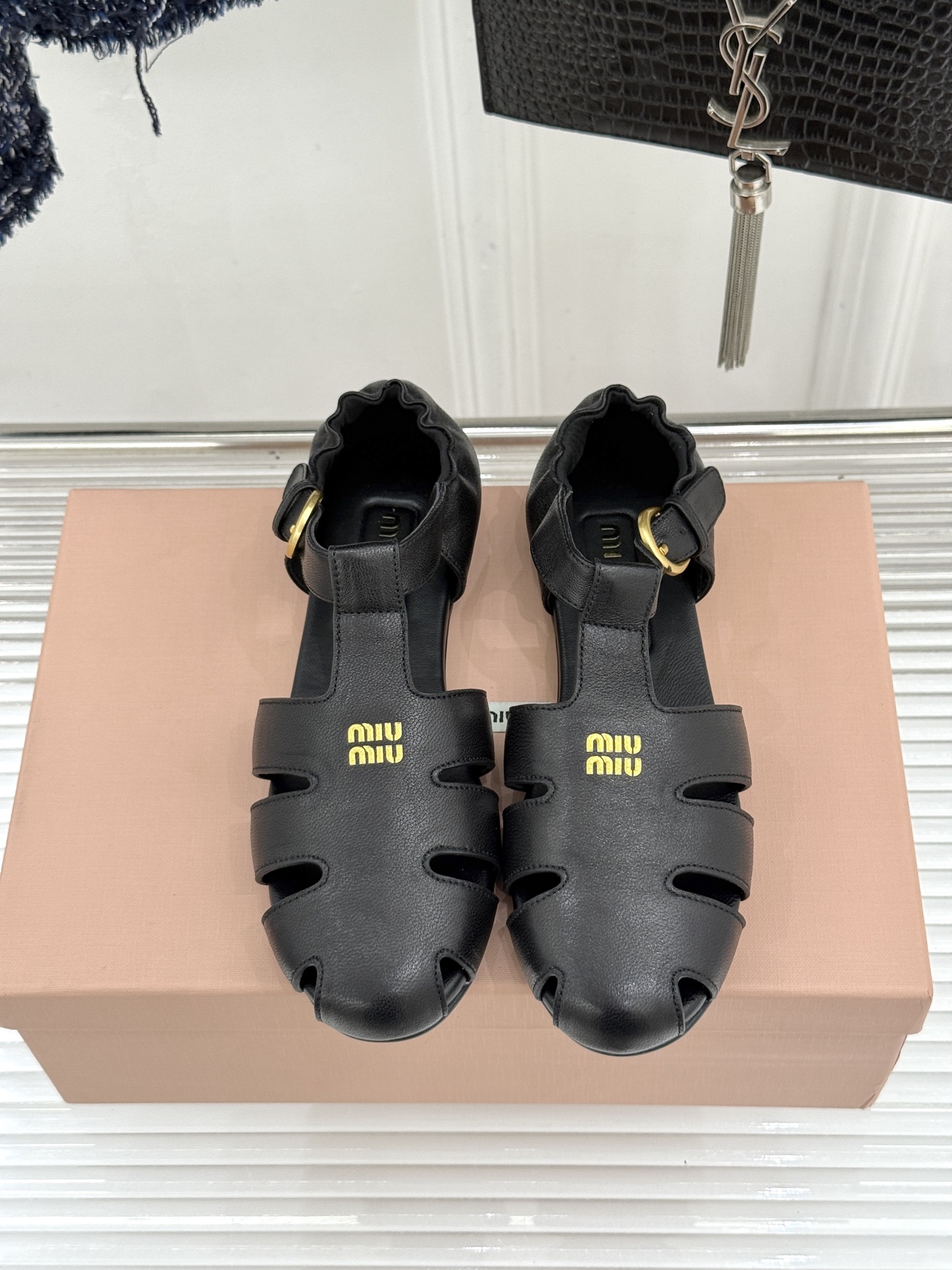 Miu Miu/缪缪26WF新品字母镂空罗马凉鞋承袭2026春夏复古少女格调这款凉鞋以利落线条重塑夏日型