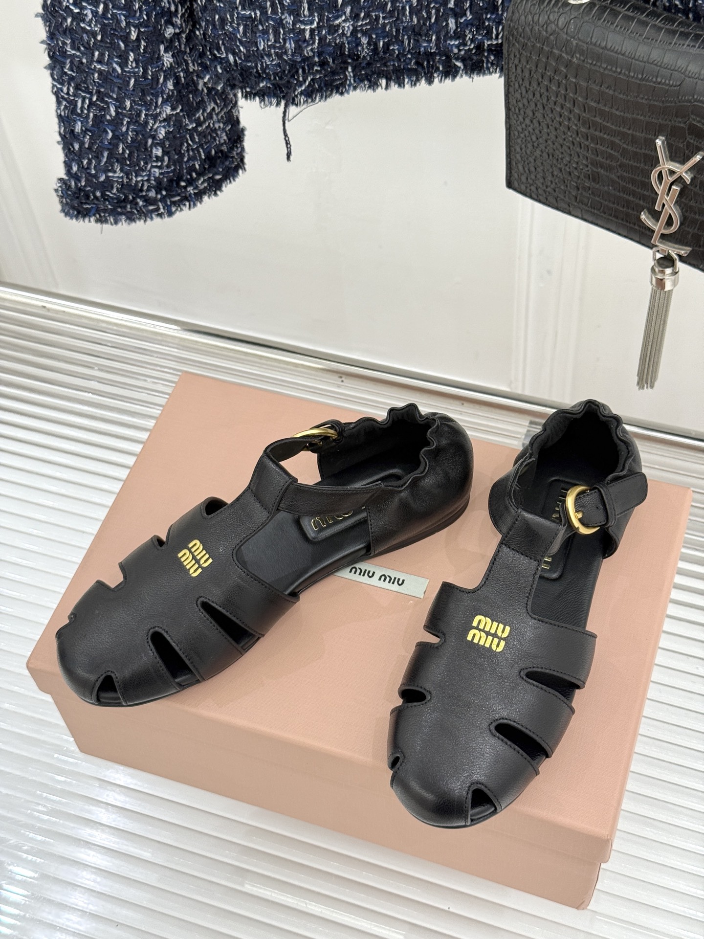 Miu Miu/缪缪26WF新品字母镂空罗马凉鞋承袭2026春夏复古少女格调这款凉鞋以利落线条重塑夏日型