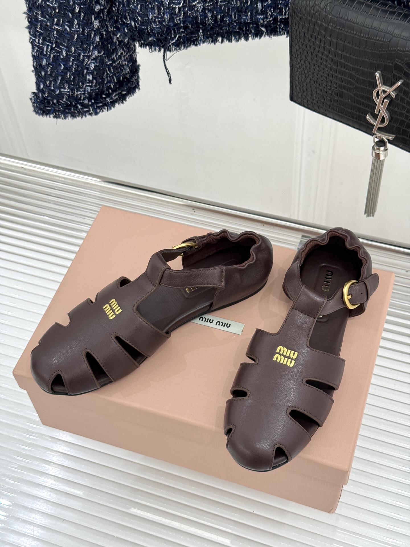 Miu Miu/缪缪26WF新品字母镂空罗马凉鞋承袭2026春夏复古少女格调这款凉鞋以利落线条重塑夏日型