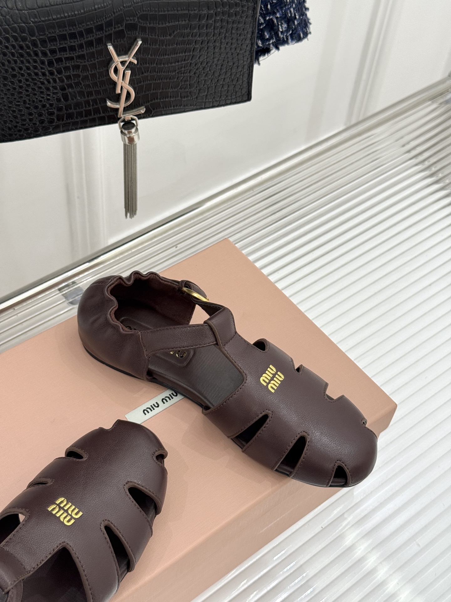 Miu Miu/缪缪26WF新品字母镂空罗马凉鞋承袭2026春夏复古少女格调这款凉鞋以利落线条重塑夏日型