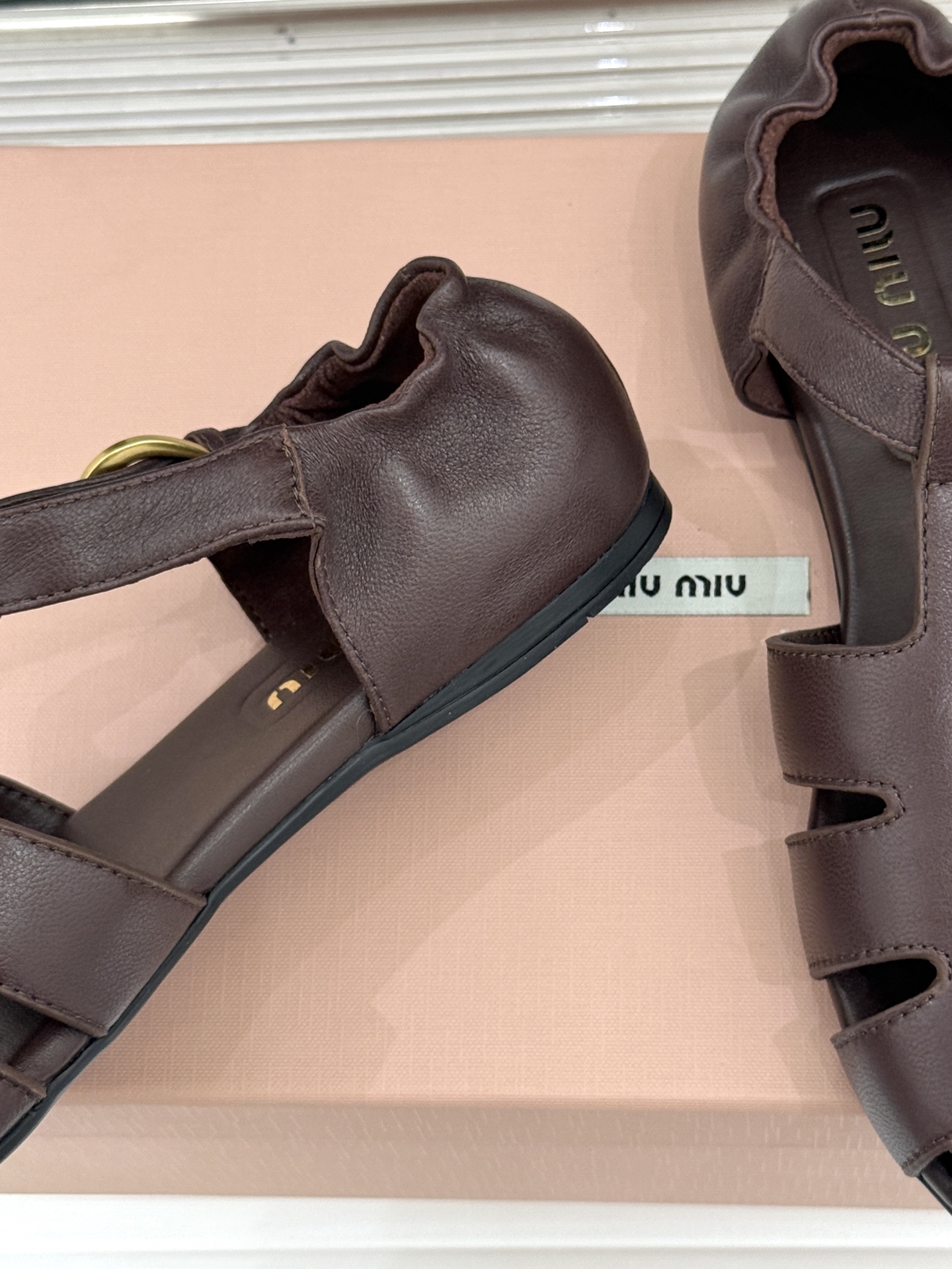 Miu Miu/缪缪26WF新品字母镂空罗马凉鞋承袭2026春夏复古少女格调这款凉鞋以利落线条重塑夏日型