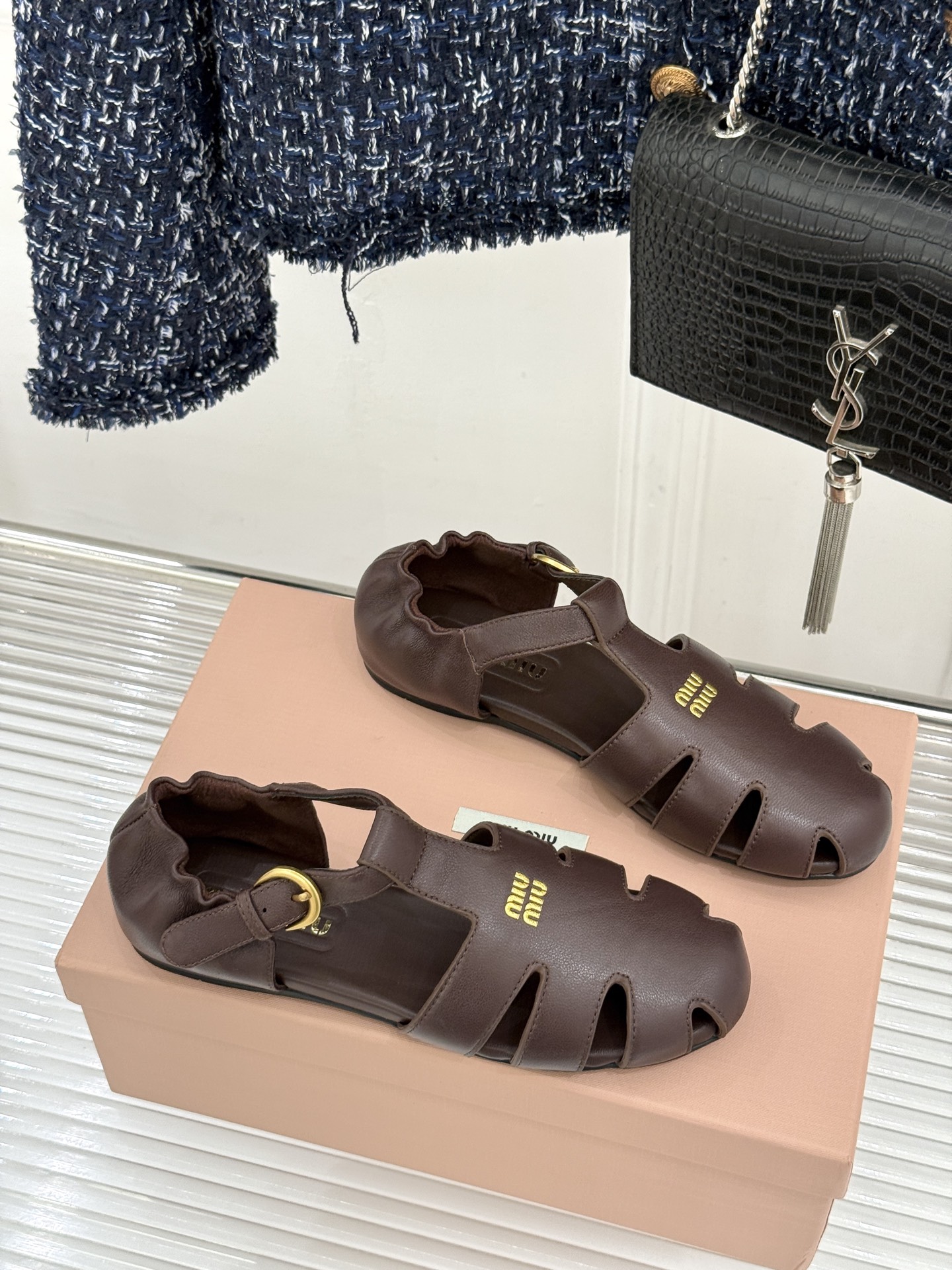 Miu Miu/缪缪26WF新品字母镂空罗马凉鞋承袭2026春夏复古少女格调这款凉鞋以利落线条重塑夏日型